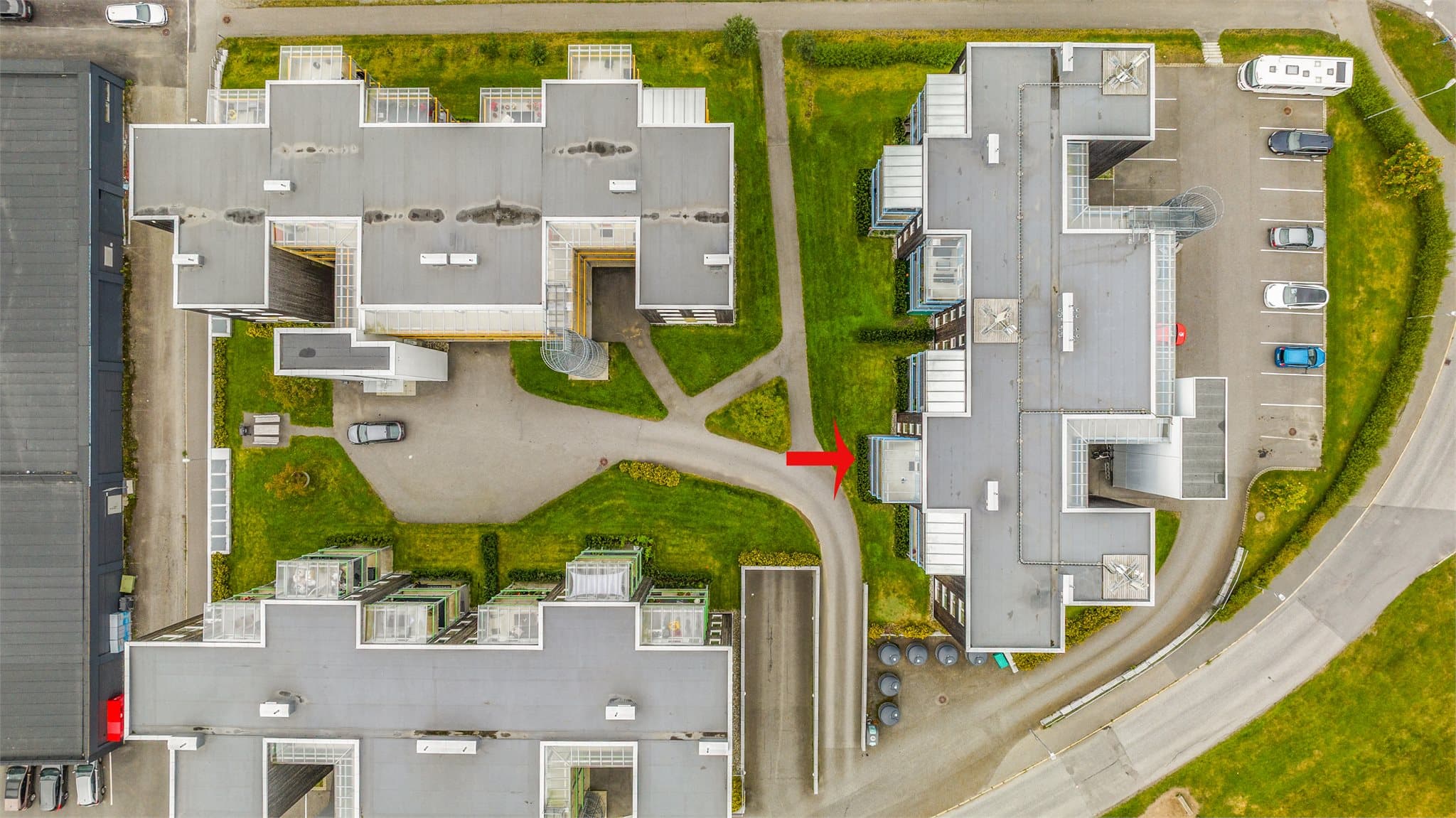 God internbeliggenhet med uteplass mot gårdsrom.
