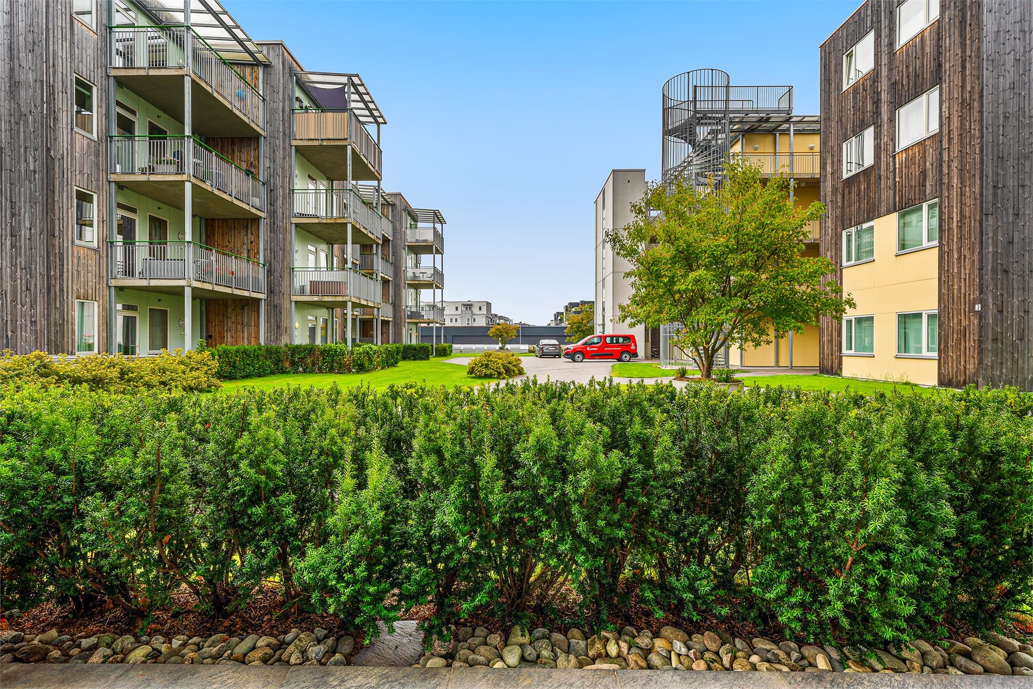 Uteplassen vender inn mot gårdsrommet.