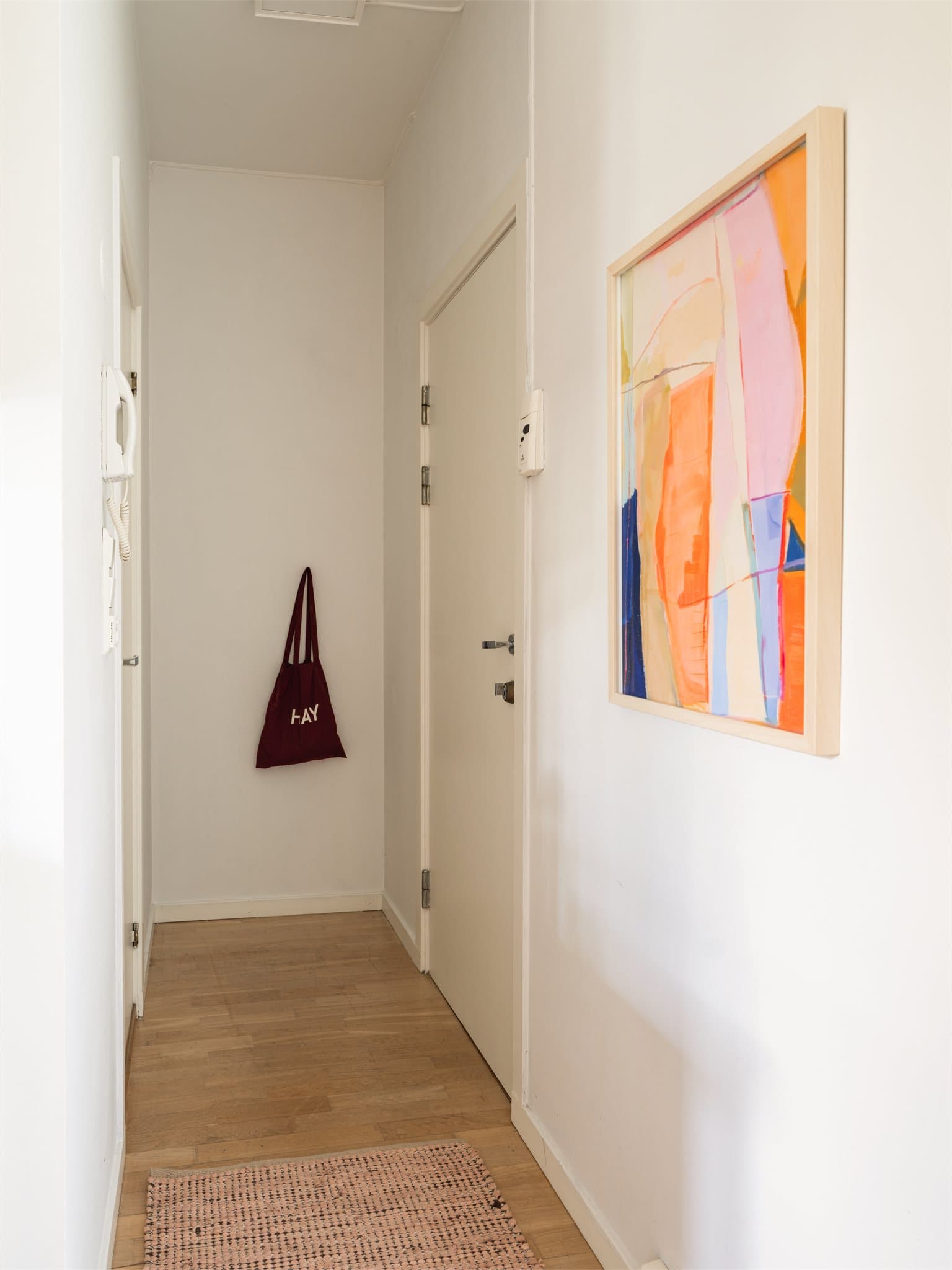 Gangen har god plass for skap helt i enden der vesken henger.