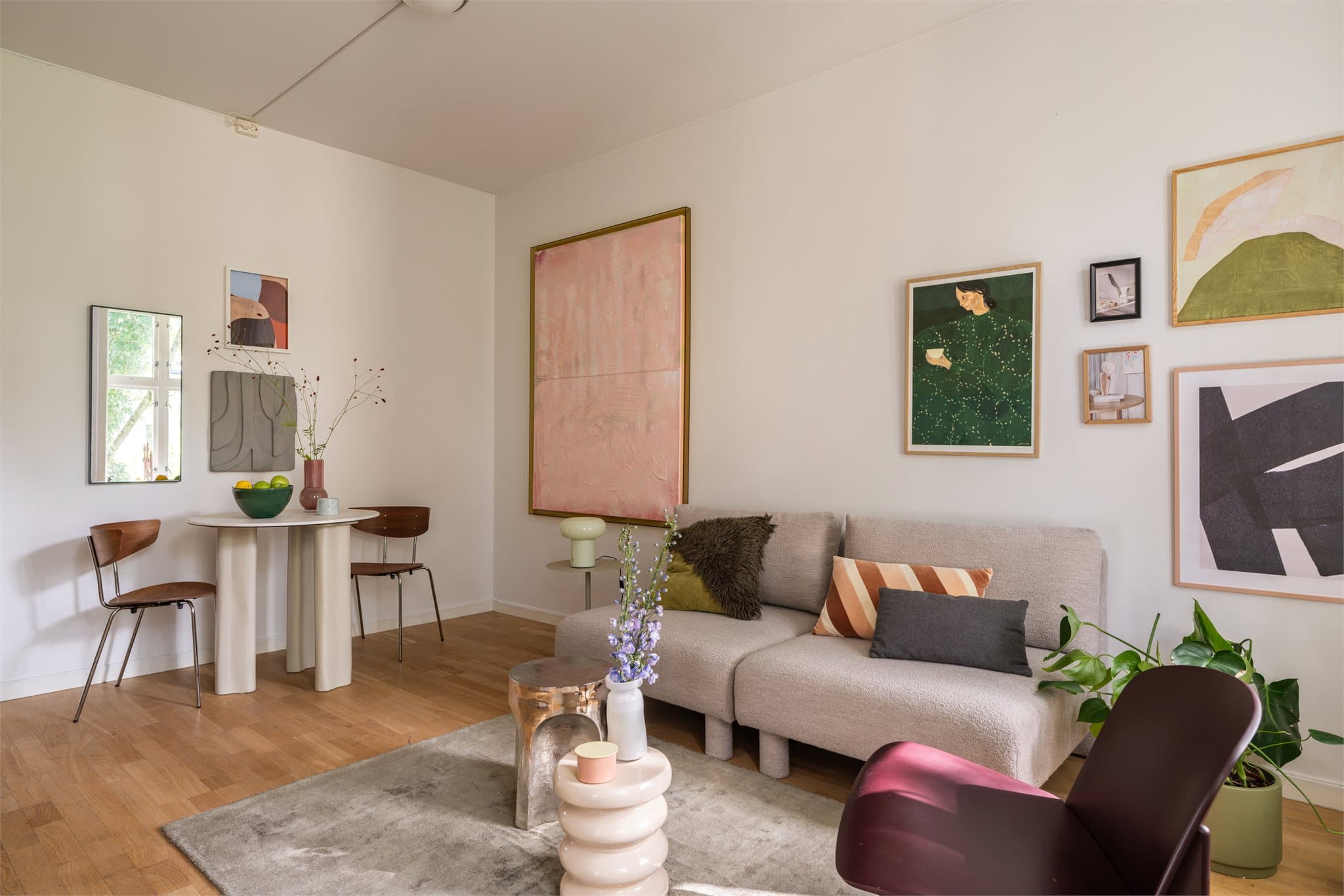 Her har du god plass til både sofa og spisebord.