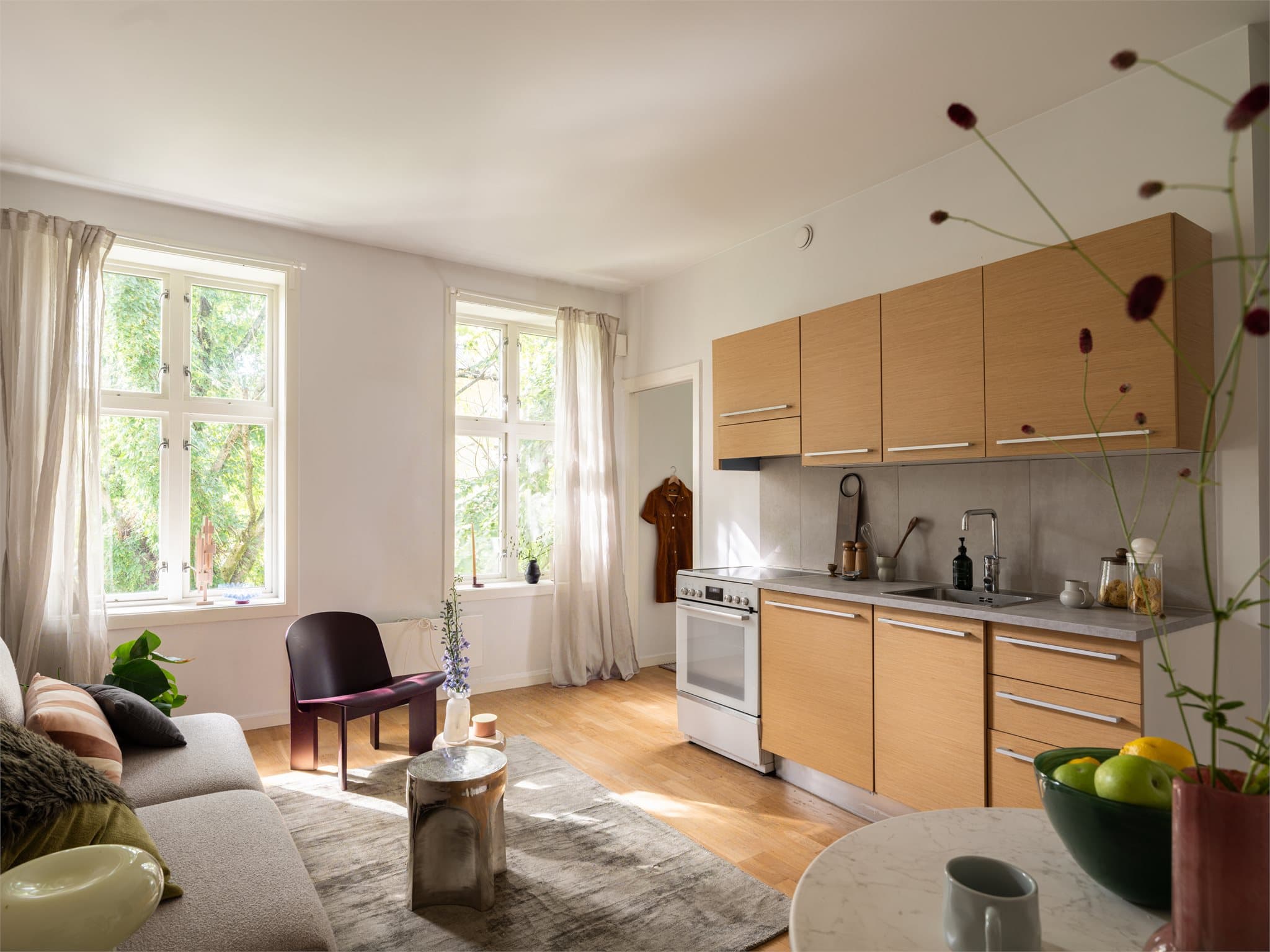 Boligen ligger høyt og fritt med fin utsikt ut mot grønne og frodige trær i en rolig sidegate.