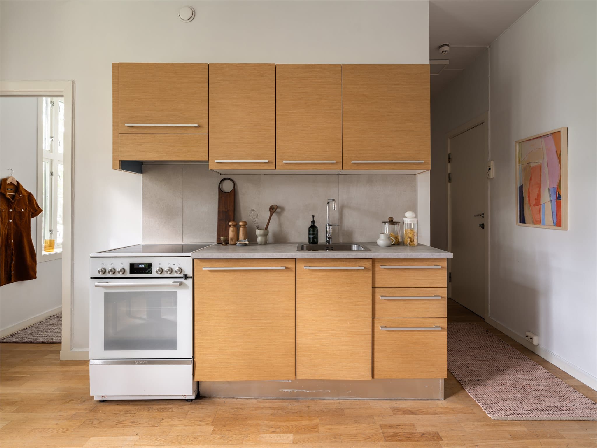 Et stilrent kjøkken med det du trenger for å lage mat.