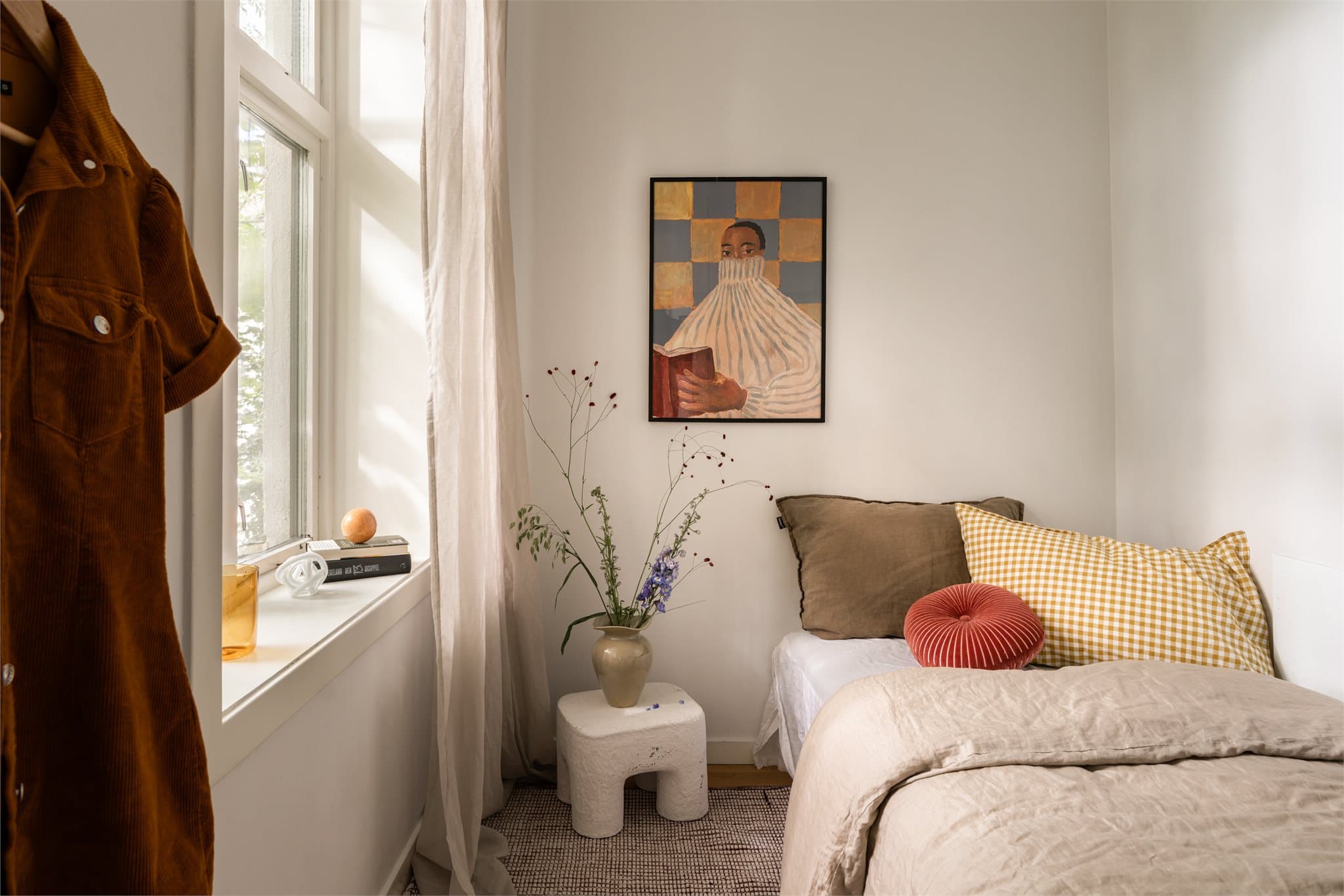 Soverommet er lyst med plass til seng og ønsket kommode.