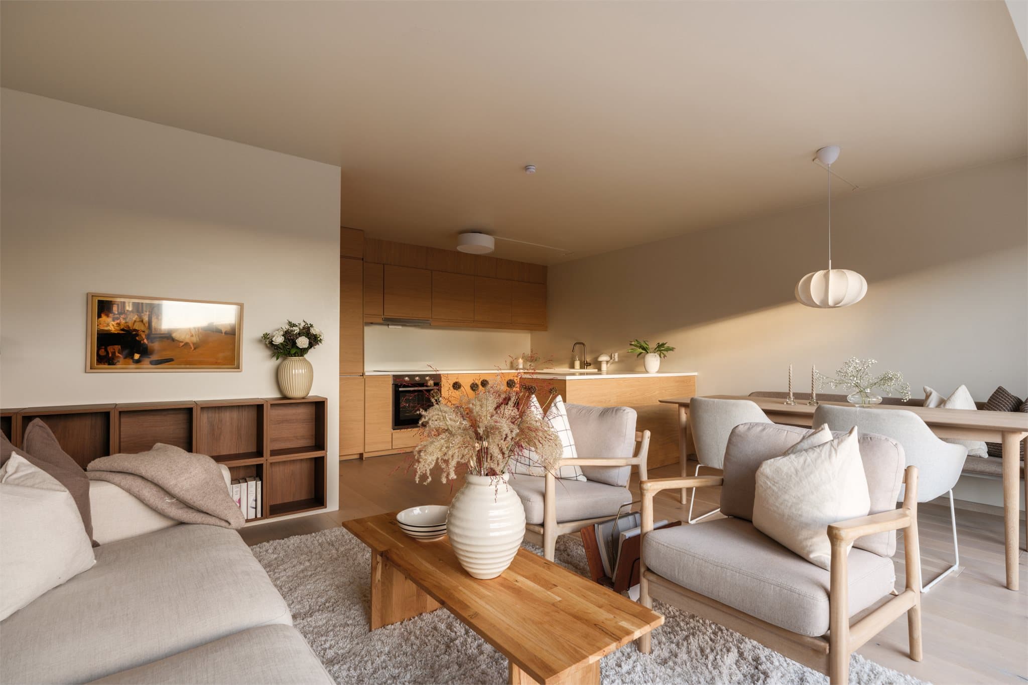 I øverste etasje finner du et sosialt oppholdsrom med en åpen løsning mellom stue og kjøkken.