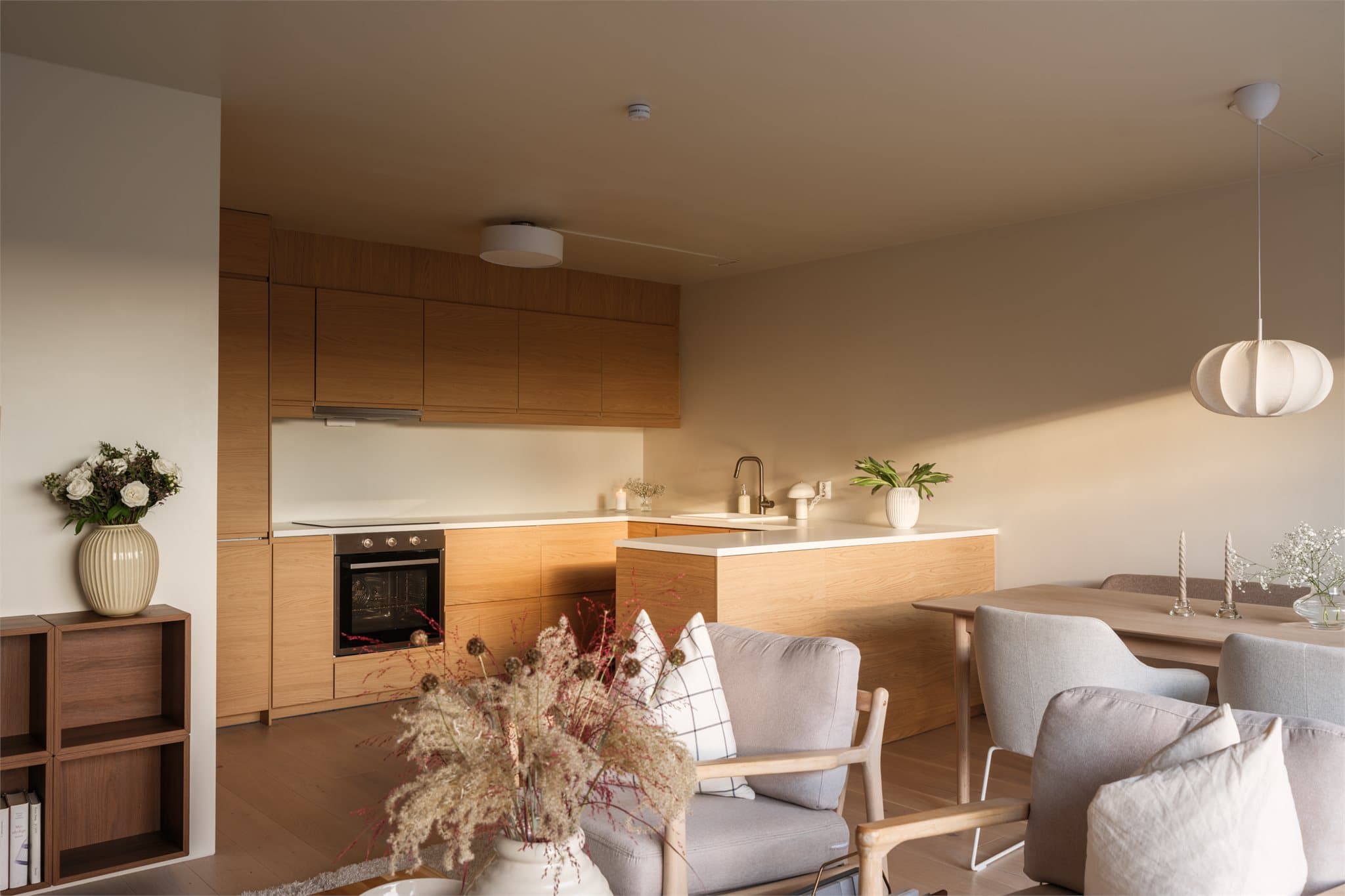 Dette er en gjennomført og svært lekker leilighet over to plan, oppusset i 2022 og ytterligere oppgradert 2024.