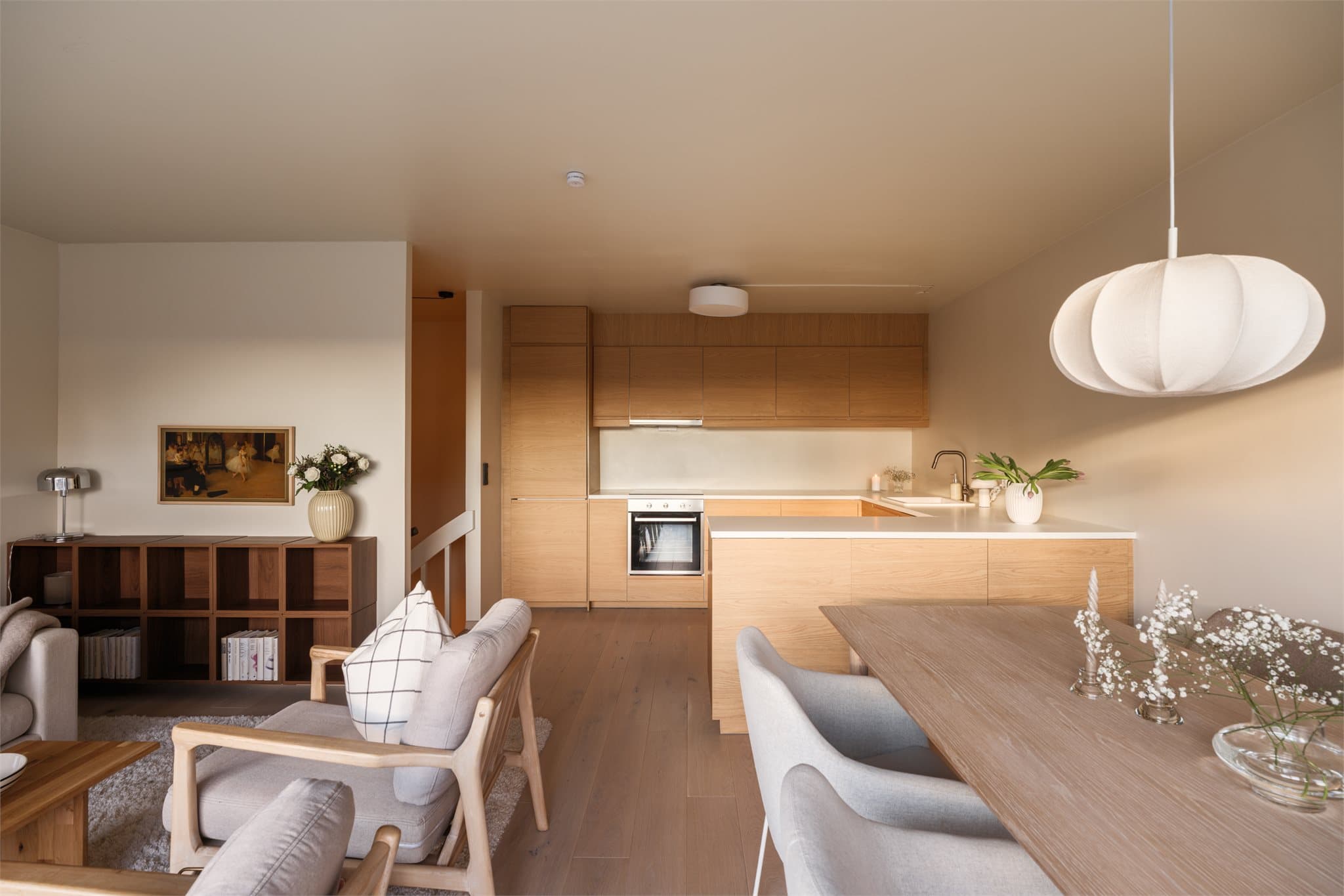 Den gode planløsningen gir fleksible møbleringsmuligheter for både sofagruppe og spisebord.