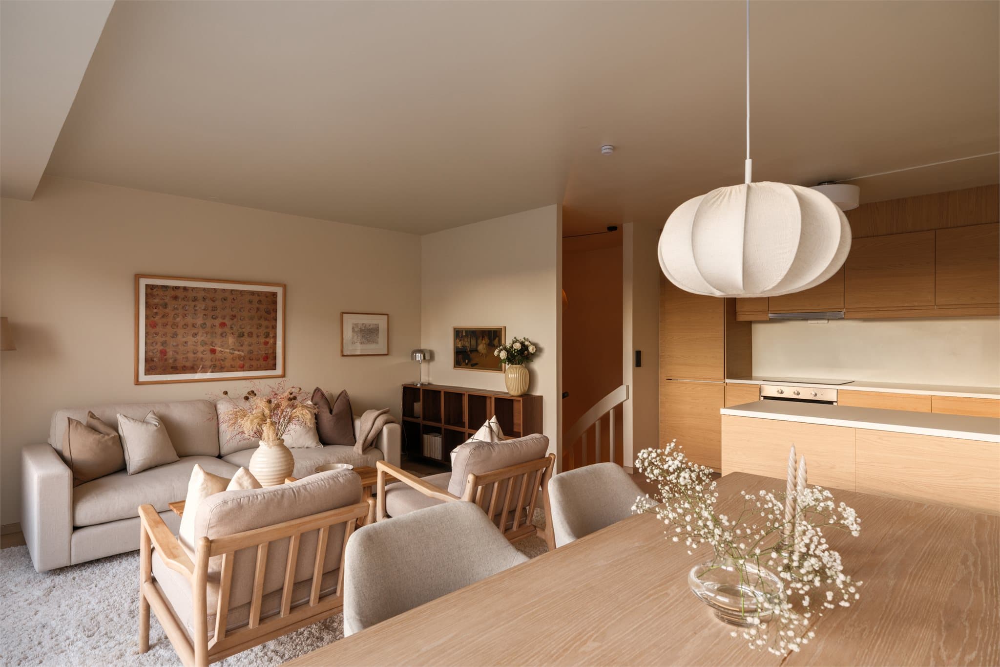 Gjennomgående enstavs eikeparkett fra 2022 og lyse, malte overflater skaper en helhetlig atmosfære.