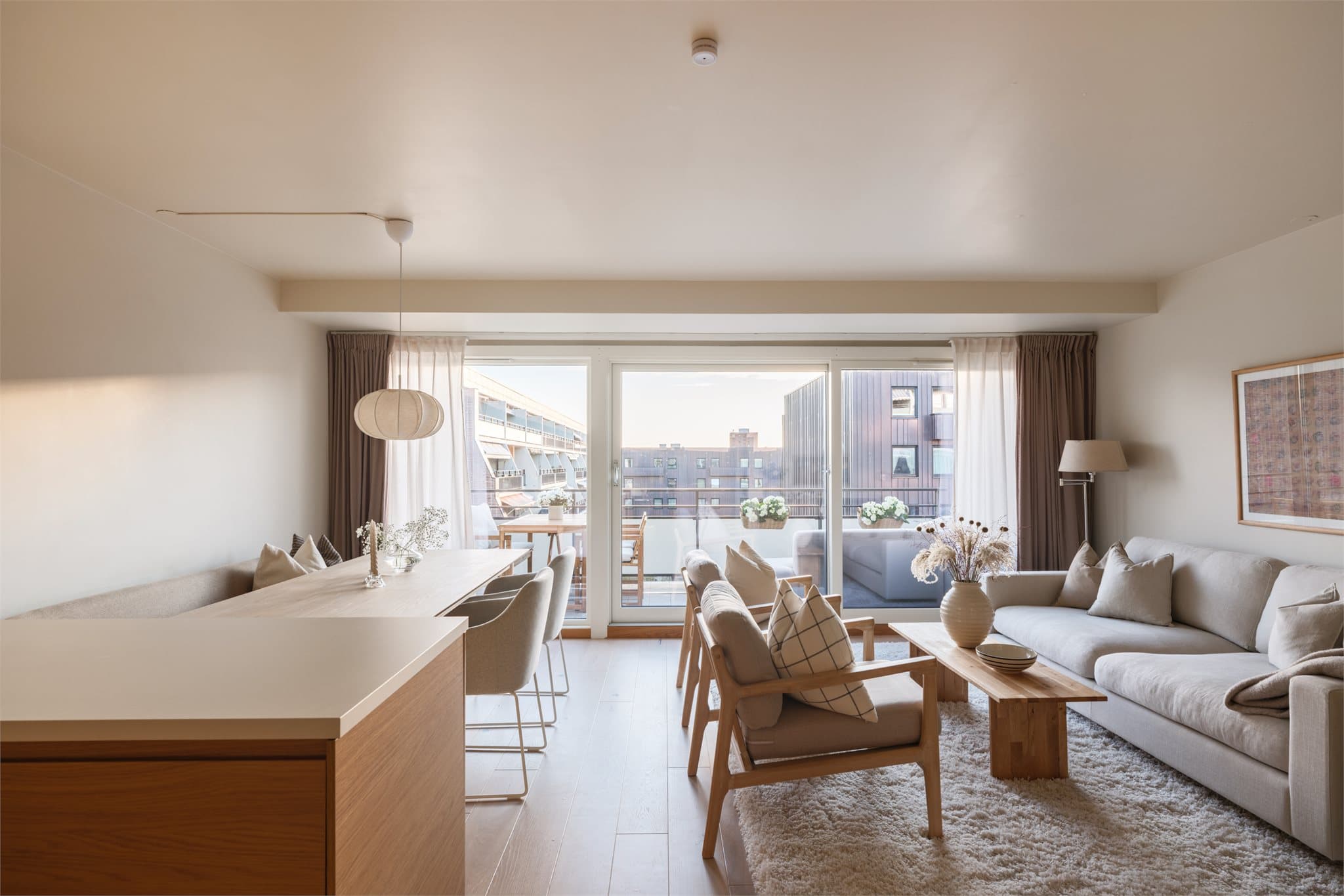 Store vindusflater med skyvedør som gir rikelig med lys og åpner opp mot terrassen.