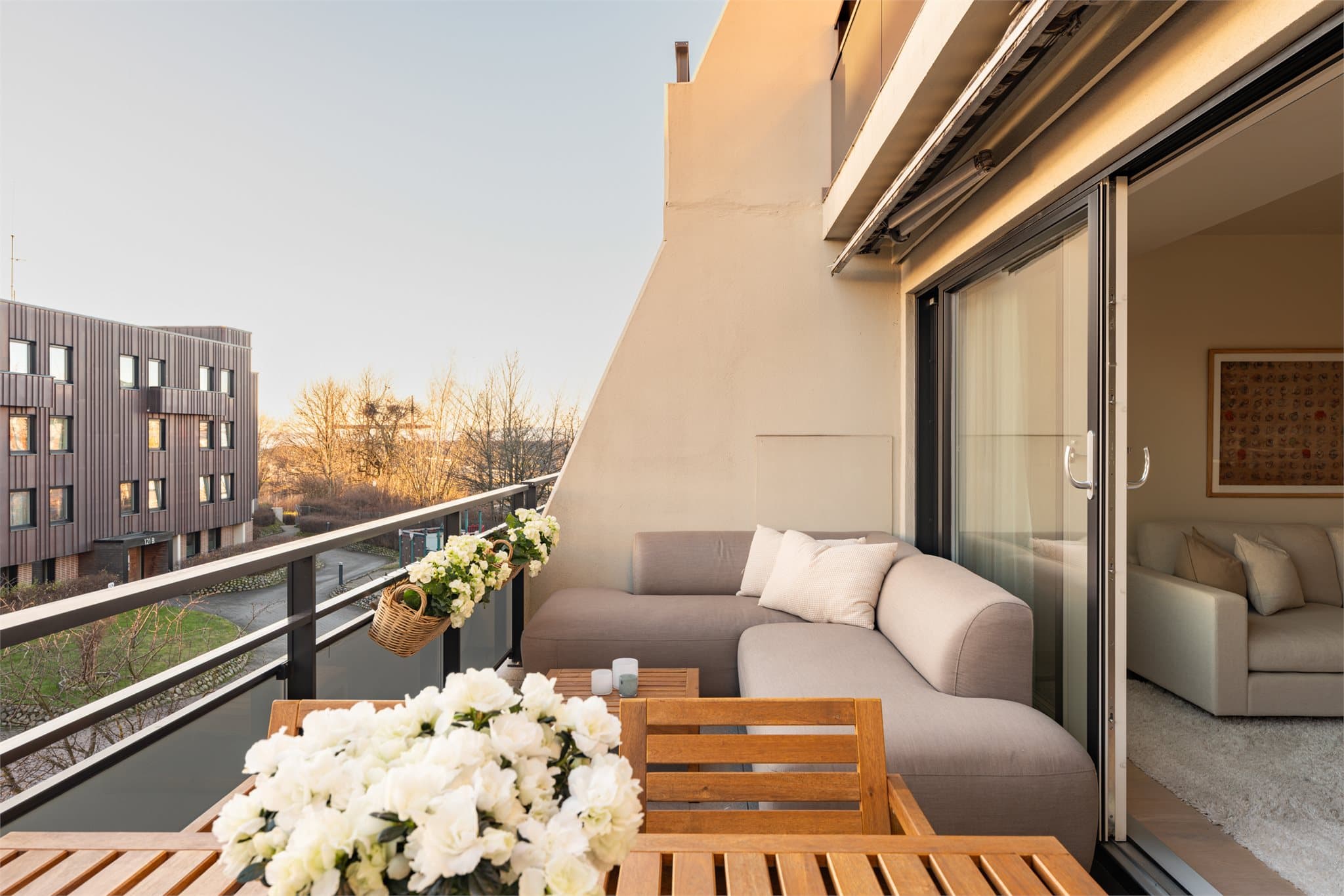 Terrassen er romslig på ca. 11 m² og har gode solforhold, noe som gir optimale rammer for sommerdager.