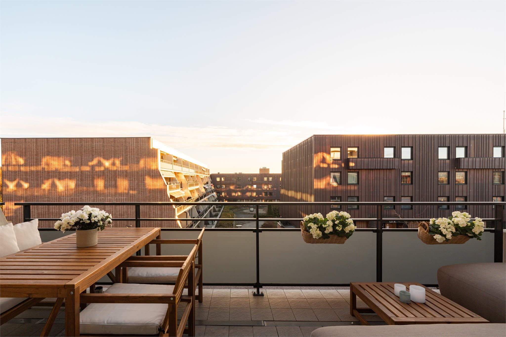 Uteplassen er vendt mot et rolig og indre gårdstun.