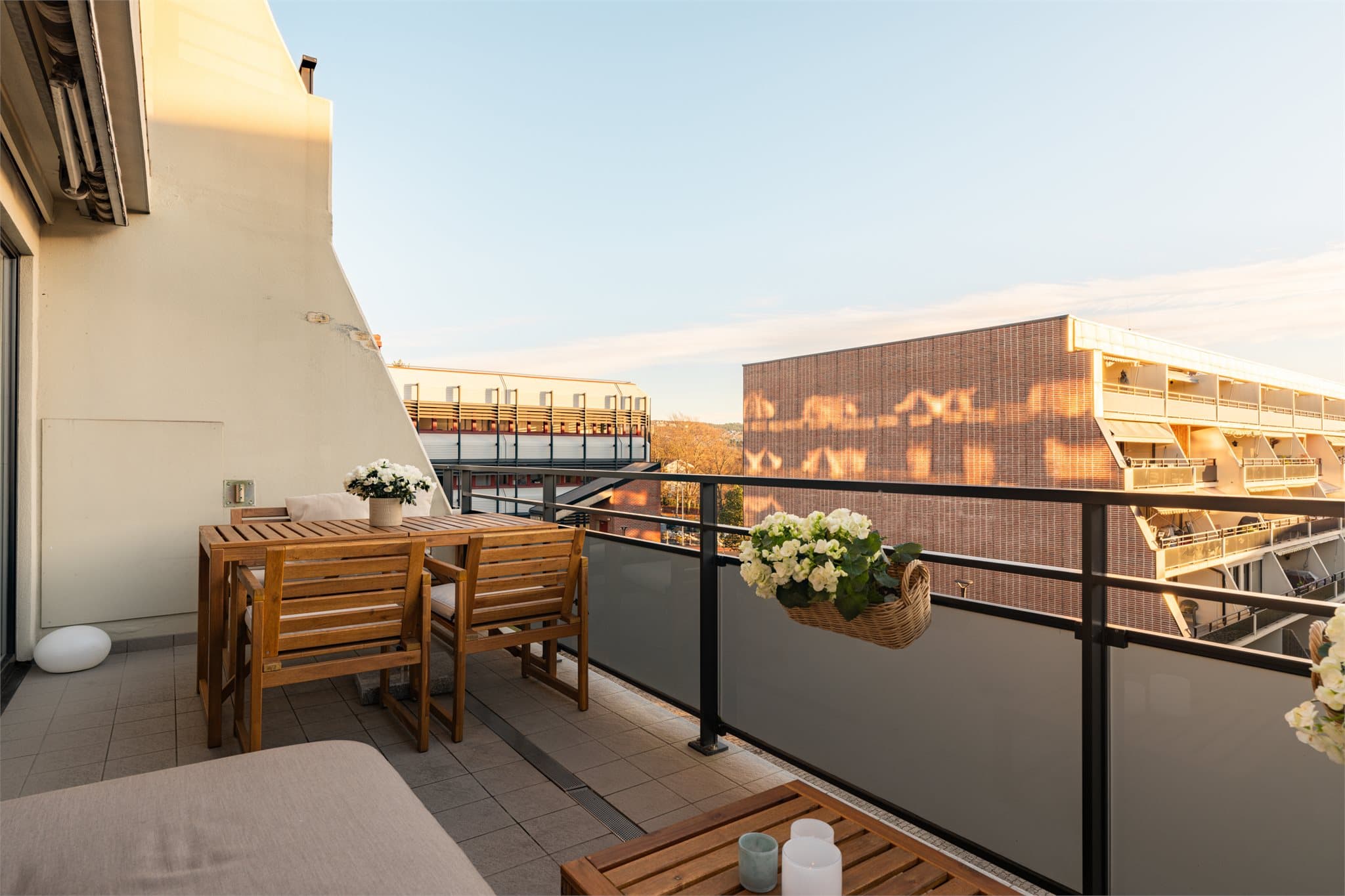 Den flislagte terrassen kombineres med en praktisk markise, som gjør uteområdet både lekkert og anvendelig.