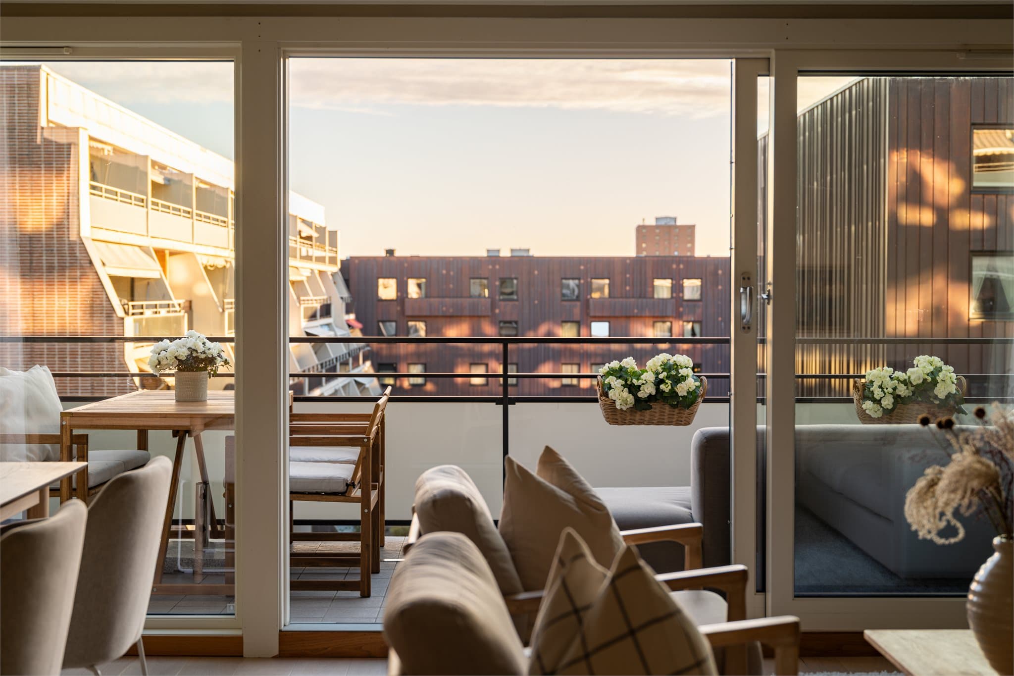 Leiligheten har to sydvendte og solrike uteplasser, en i hver etasje.