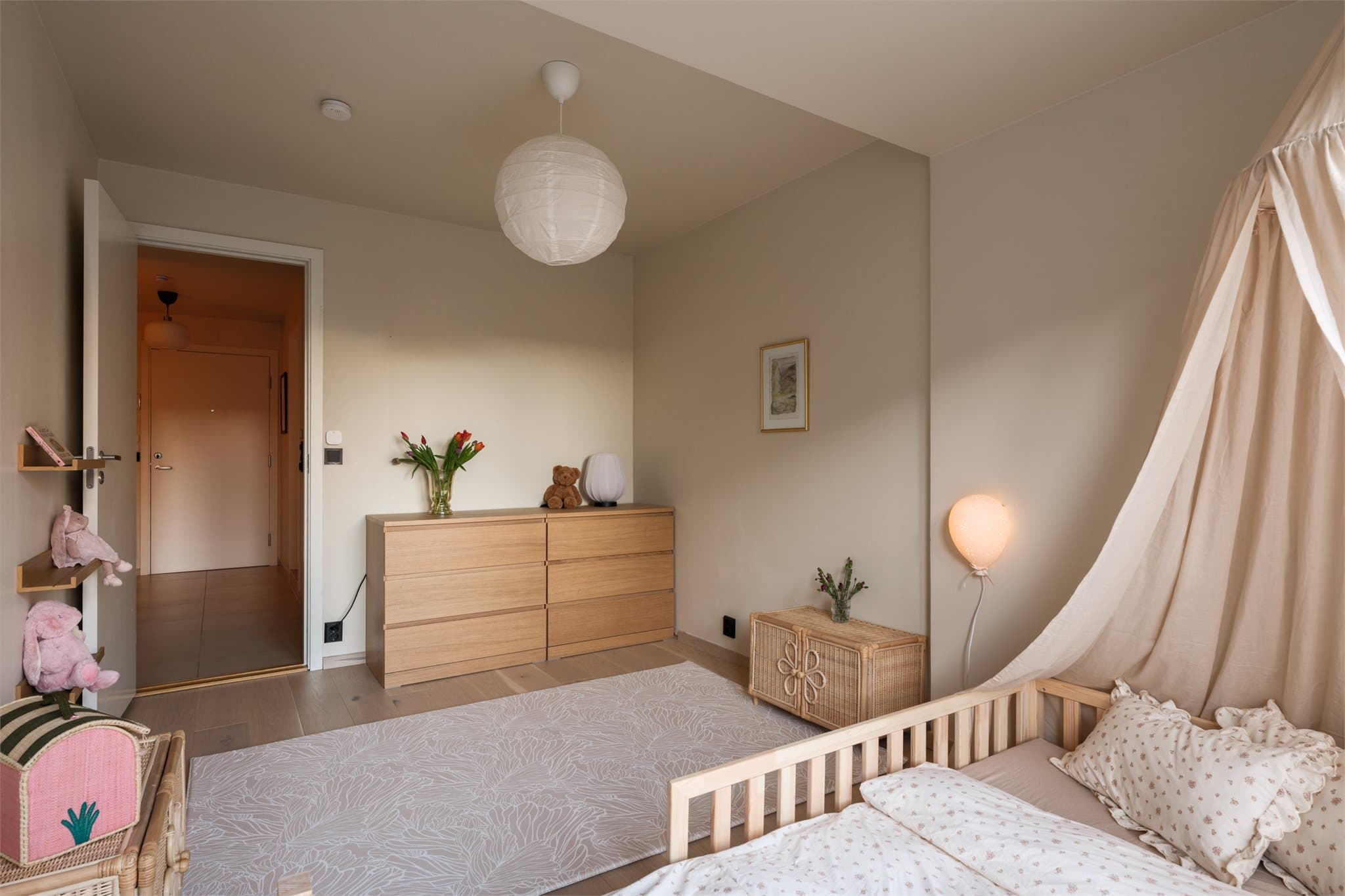 Store vindusflater med 2-lags isolerglass fra 2019 slipper inn godt med dagslys.