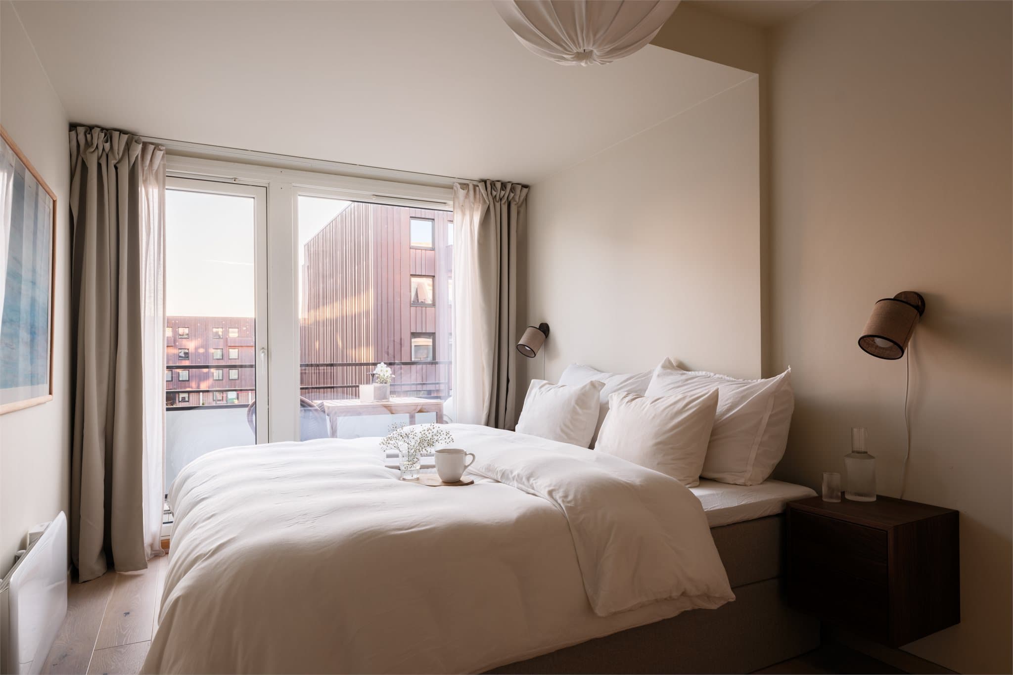 Leiligheten har et lunt og behagelig hovedsoverom, med plass til dobbeltseng og nattbordsløsning.