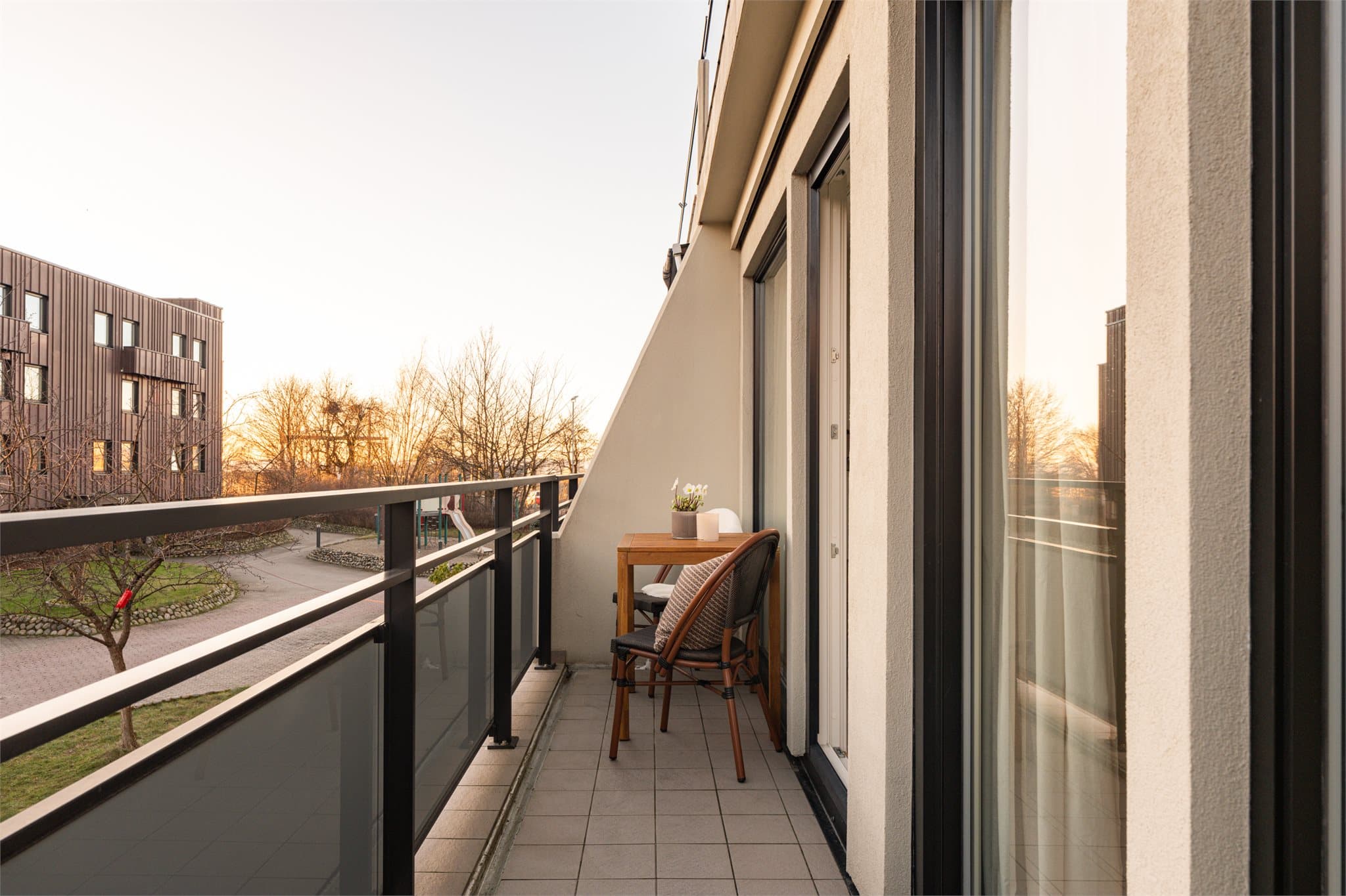 Den sydvendte balkongen i 2 etg. er på ca. 5 m², her er det plass til en liten og koselig sittegruppe.