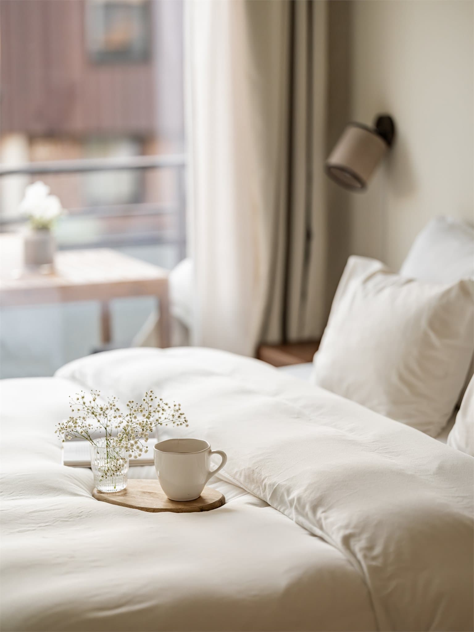 Her kan man fint nyte rolige morgner med bl.a. kaffe på sengen.