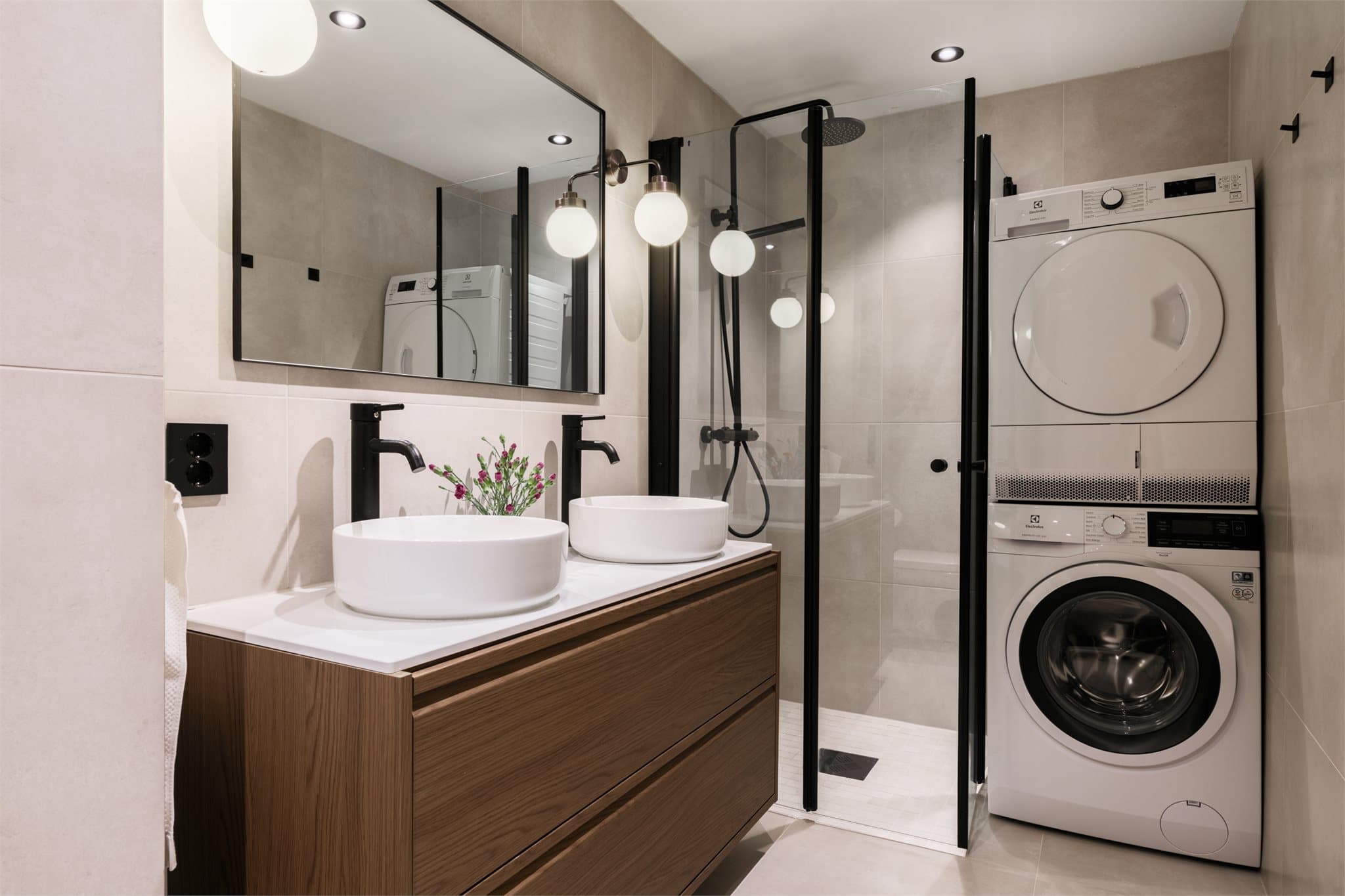 Badet ble oppusset i 2022 og har flislagte overflater og opplegg for vaskemaskin og tørketrommel.