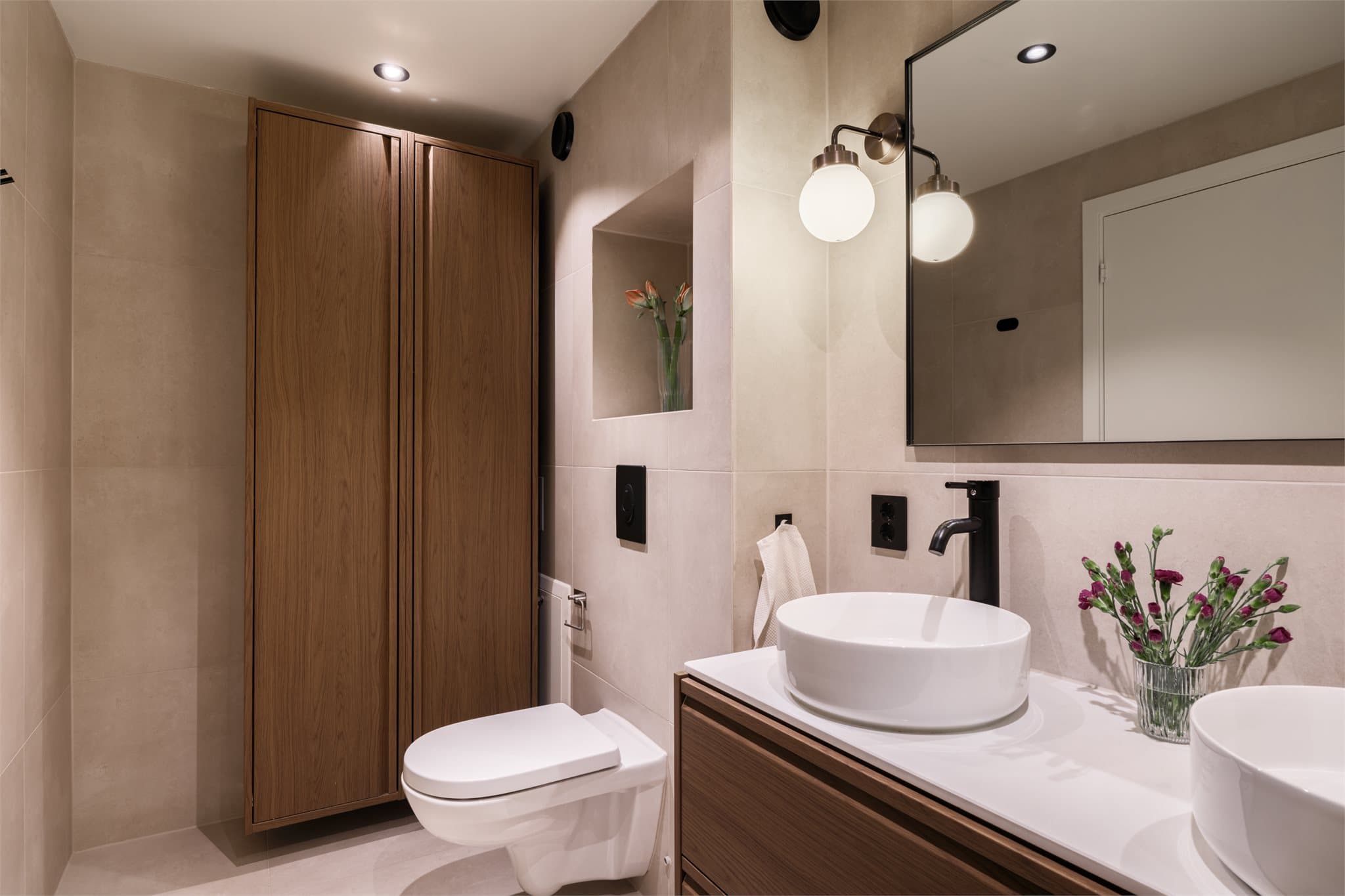 Her er det bl.a. vegghengt toalett og en moderne innredning med doble servanter, montert i 2024.