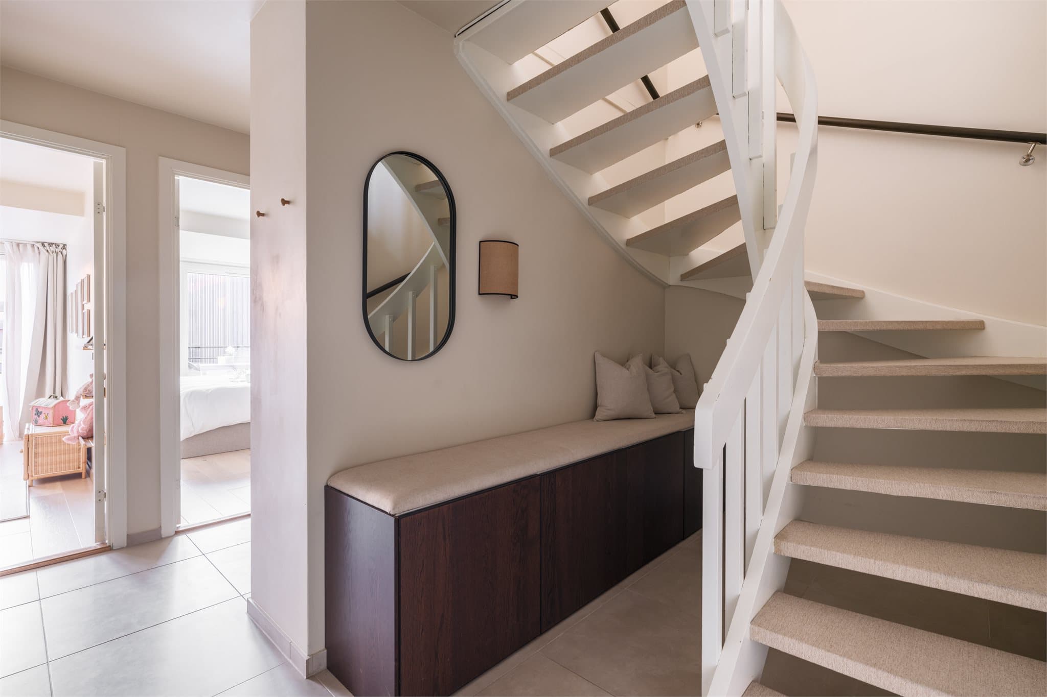 Den malte tretrappen binder de to etasjene sammen og har praktisk plass til oppbevaringsmøblement.