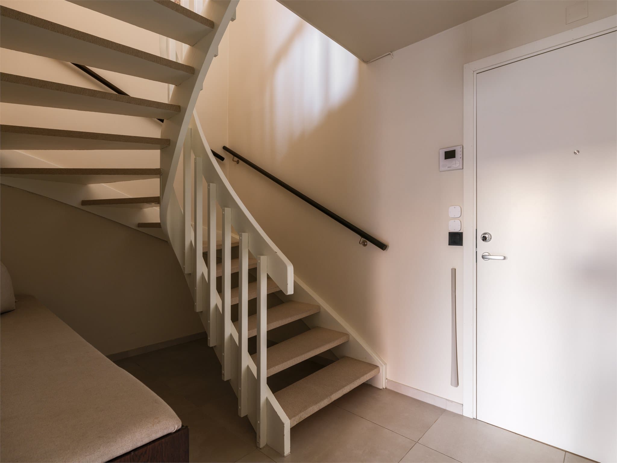 Inngangspartiet har flislagt gulv og en brann- og lydklassifisert dør fra 2022.