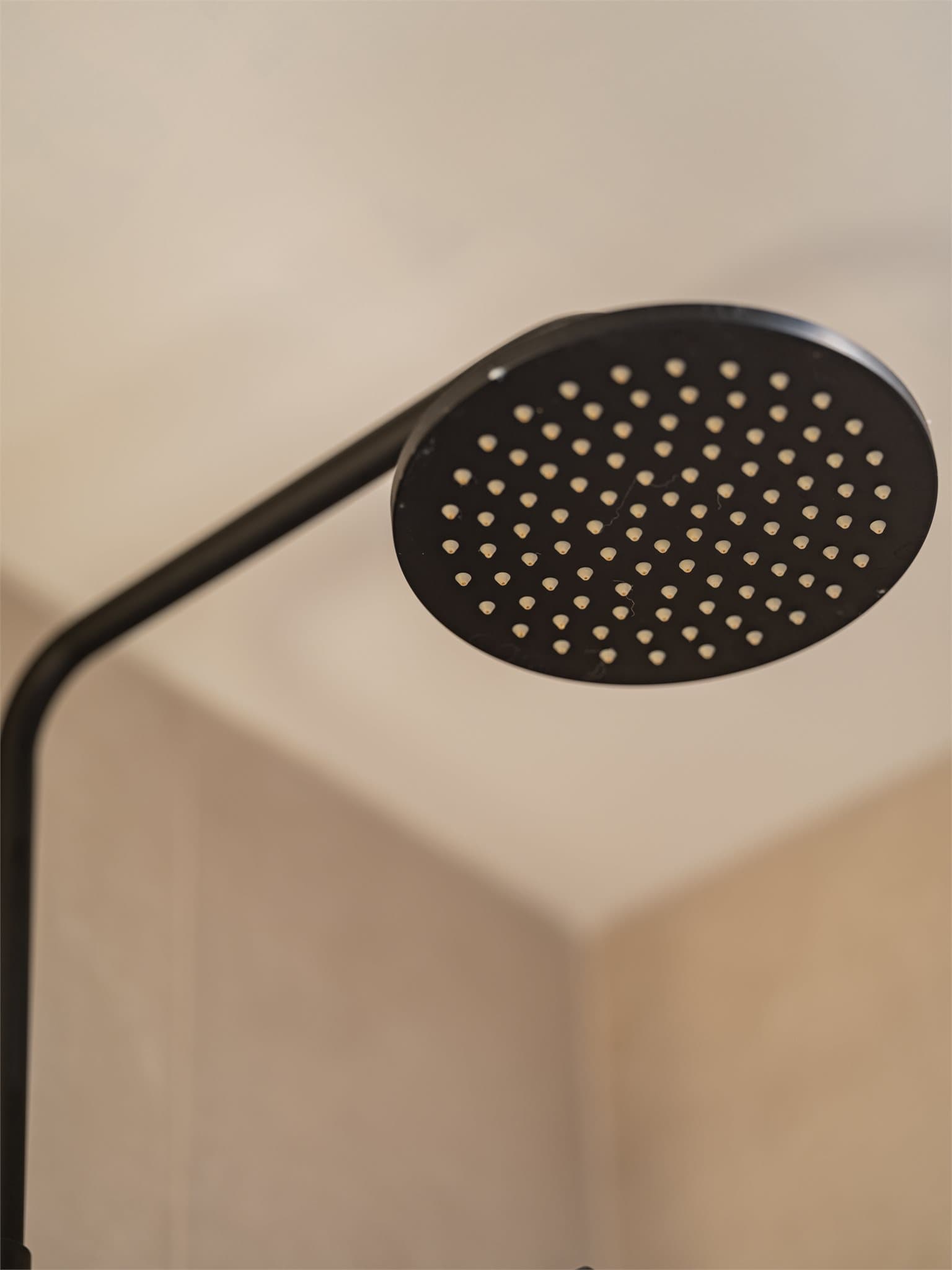 Dusjhjørnet har innfellbare glassdører og regnfallsdusj.