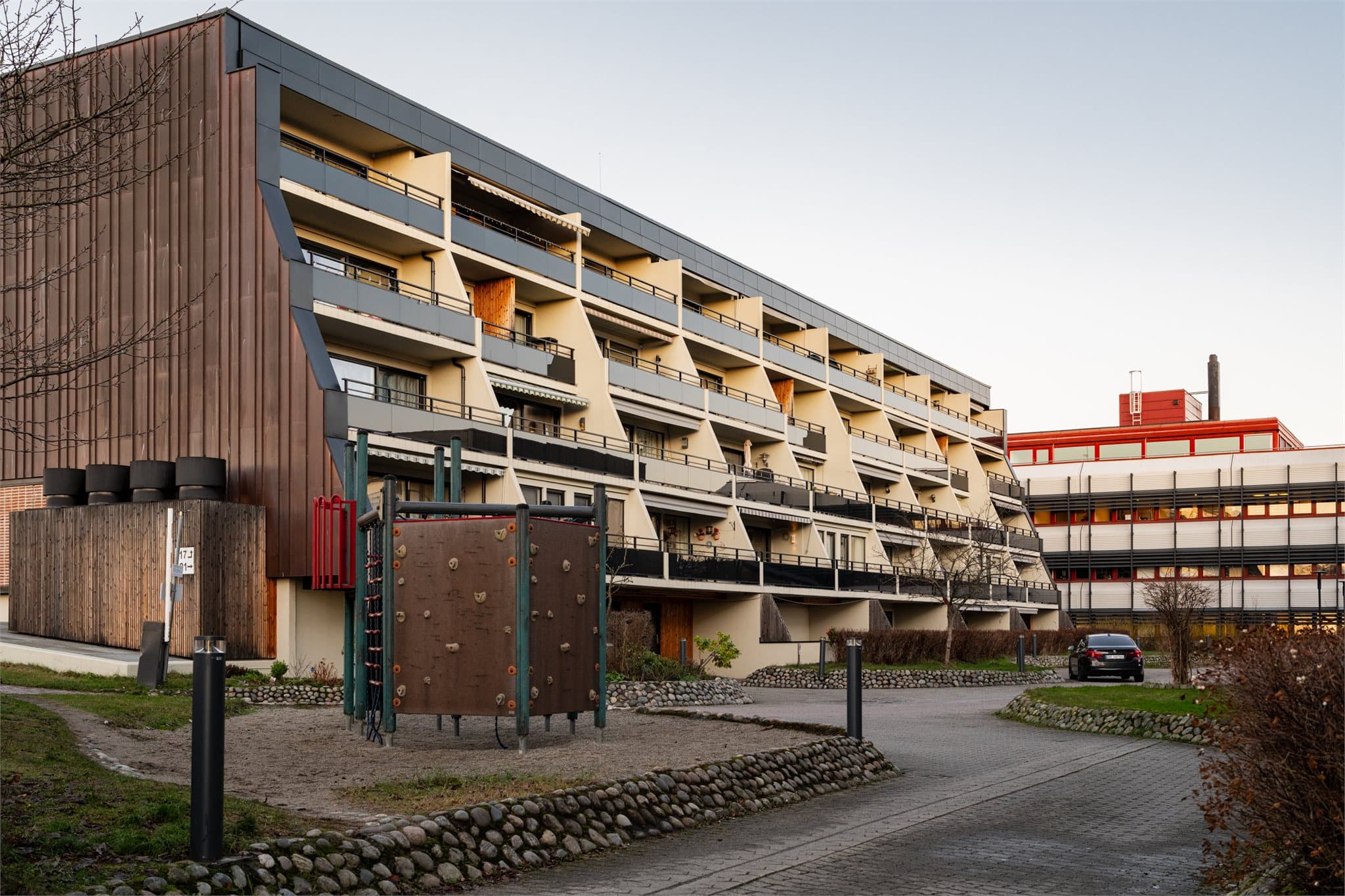 Leiligheten ligger i en boligblokk fra 1982. Fasaden ble oppgradert, og vinduene ble skiftet ut i 2019.