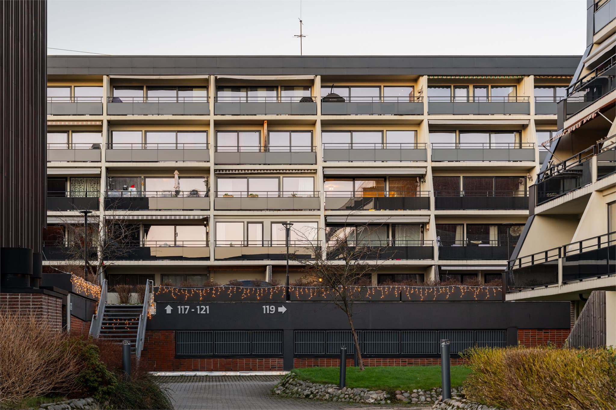 Leiligheten er beliggende i et populært og skjermet område på Ulven med kort vei til både service og kollektiv.