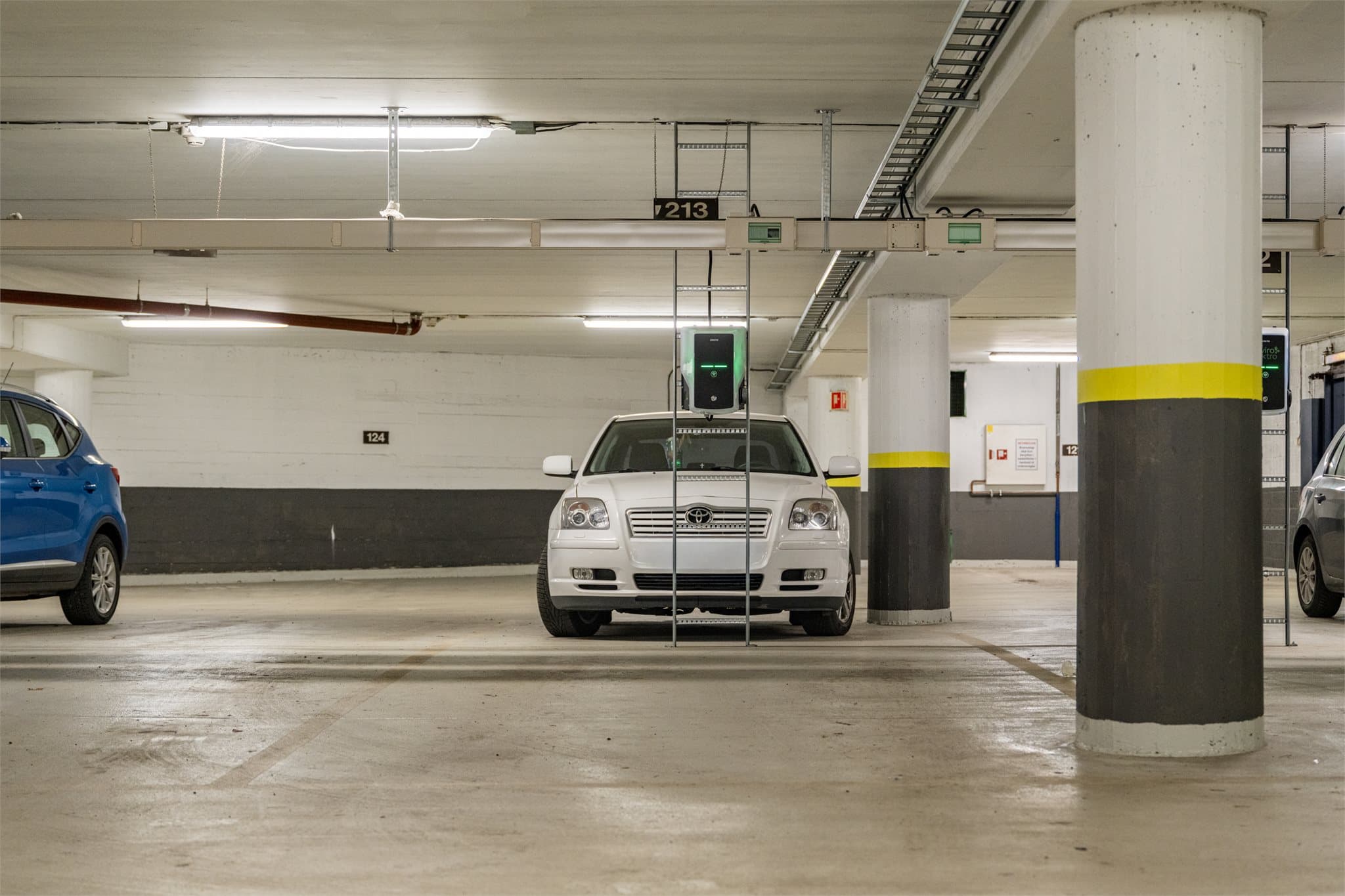 Retten til å leie garasjeplassene følger seksjonen ved salg. Det er ikke mulig å si opp avtalen.