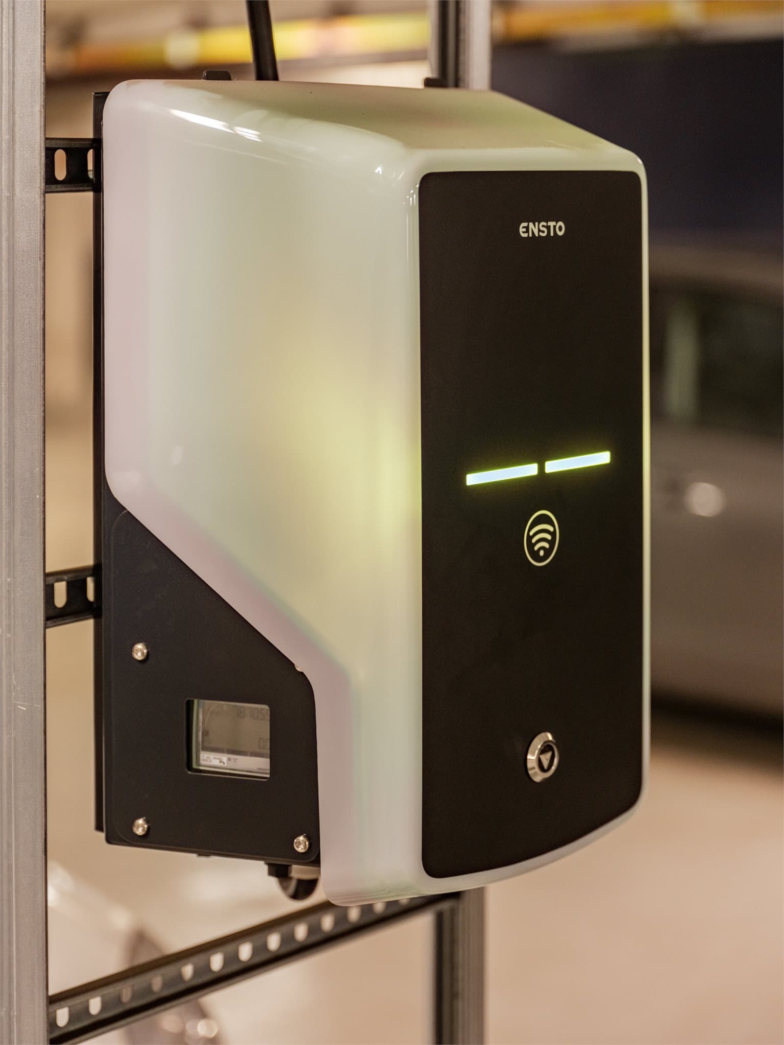 Garasjeplassen er utstyrt med elbillader.