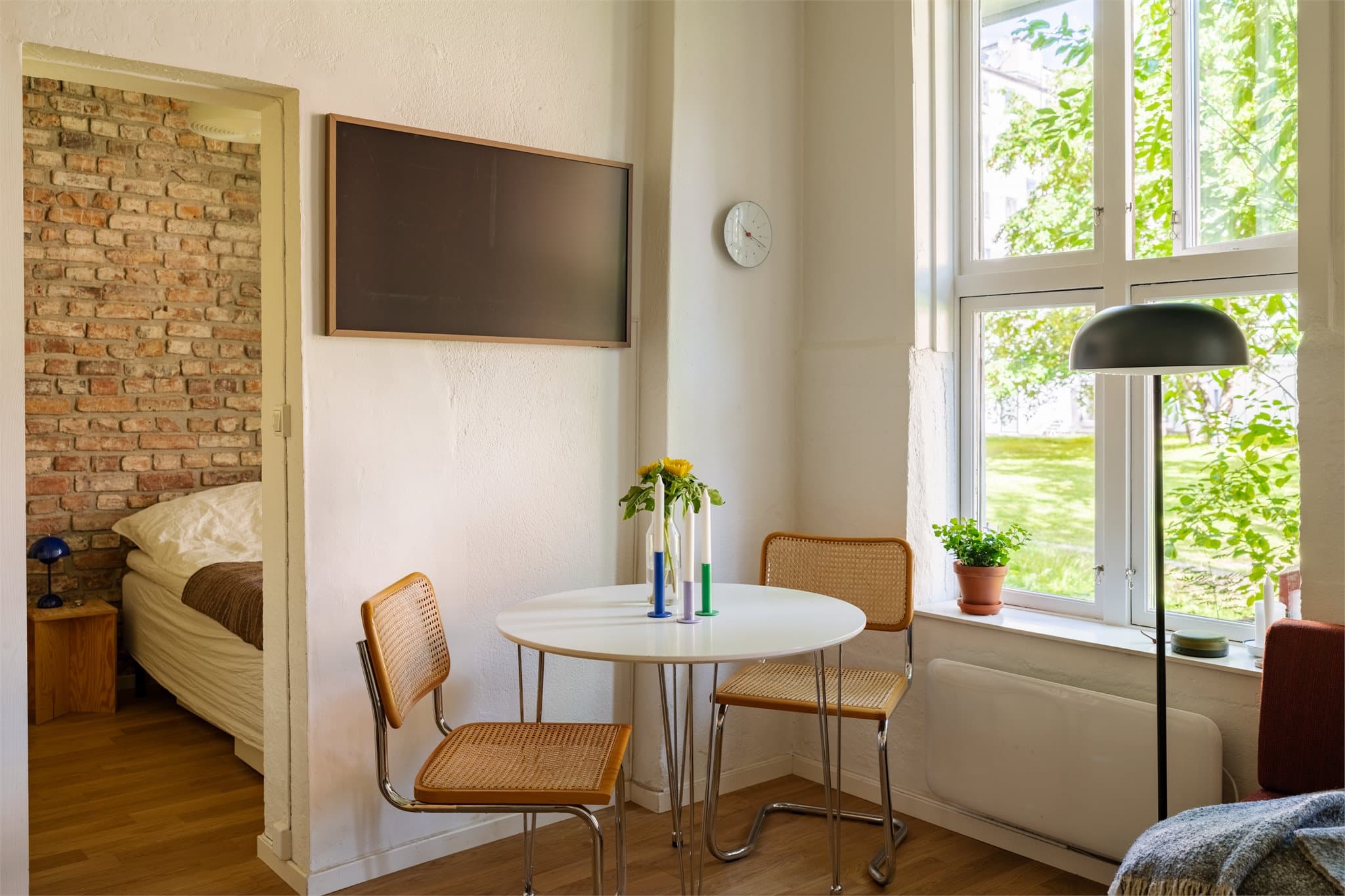 Åpningen mot soverommet binder rommene sammen på en elegant måte.