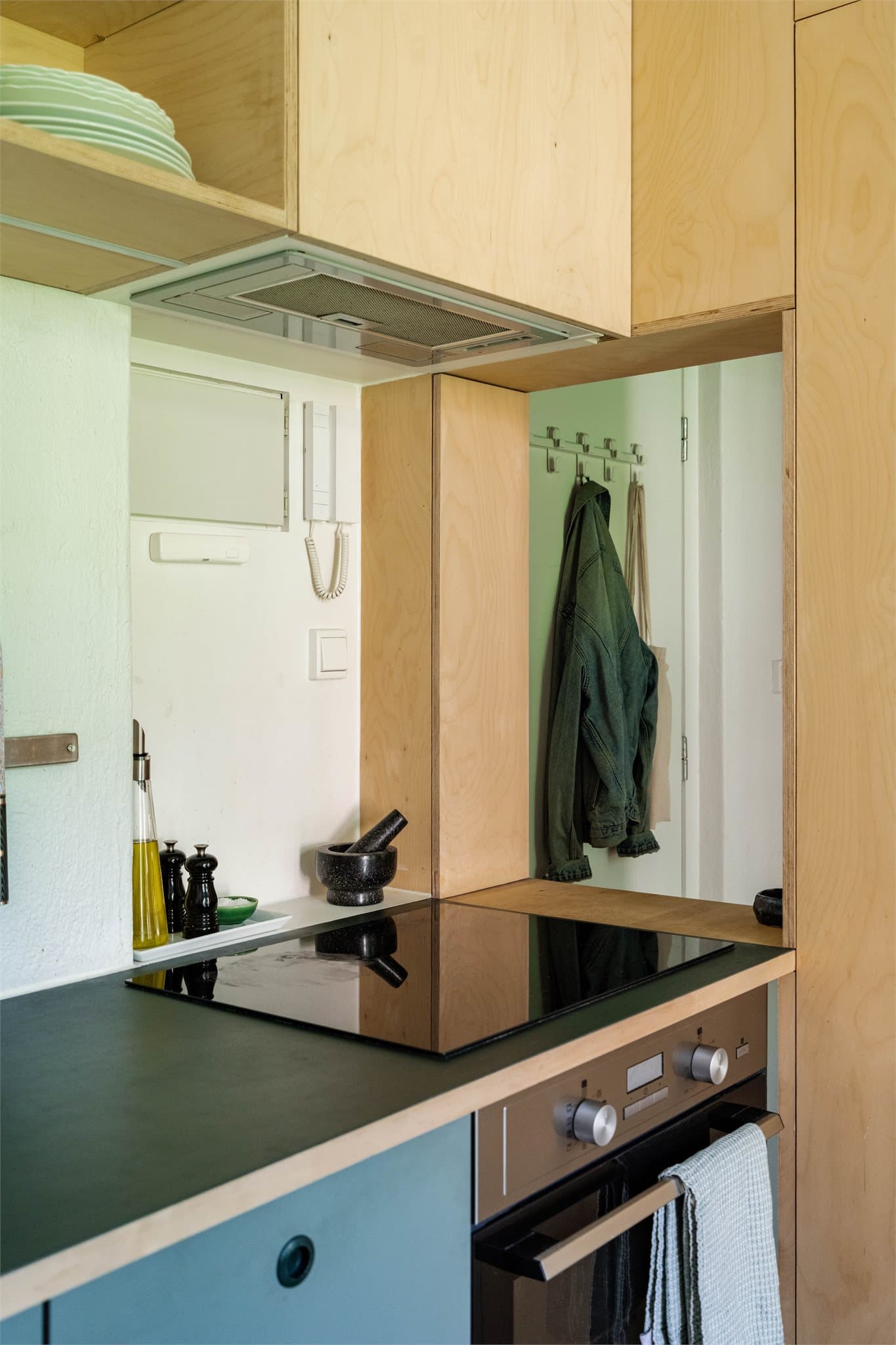 Kjøkkenventilator med avtrekk ut sikrer godt inneklima under matlaging.