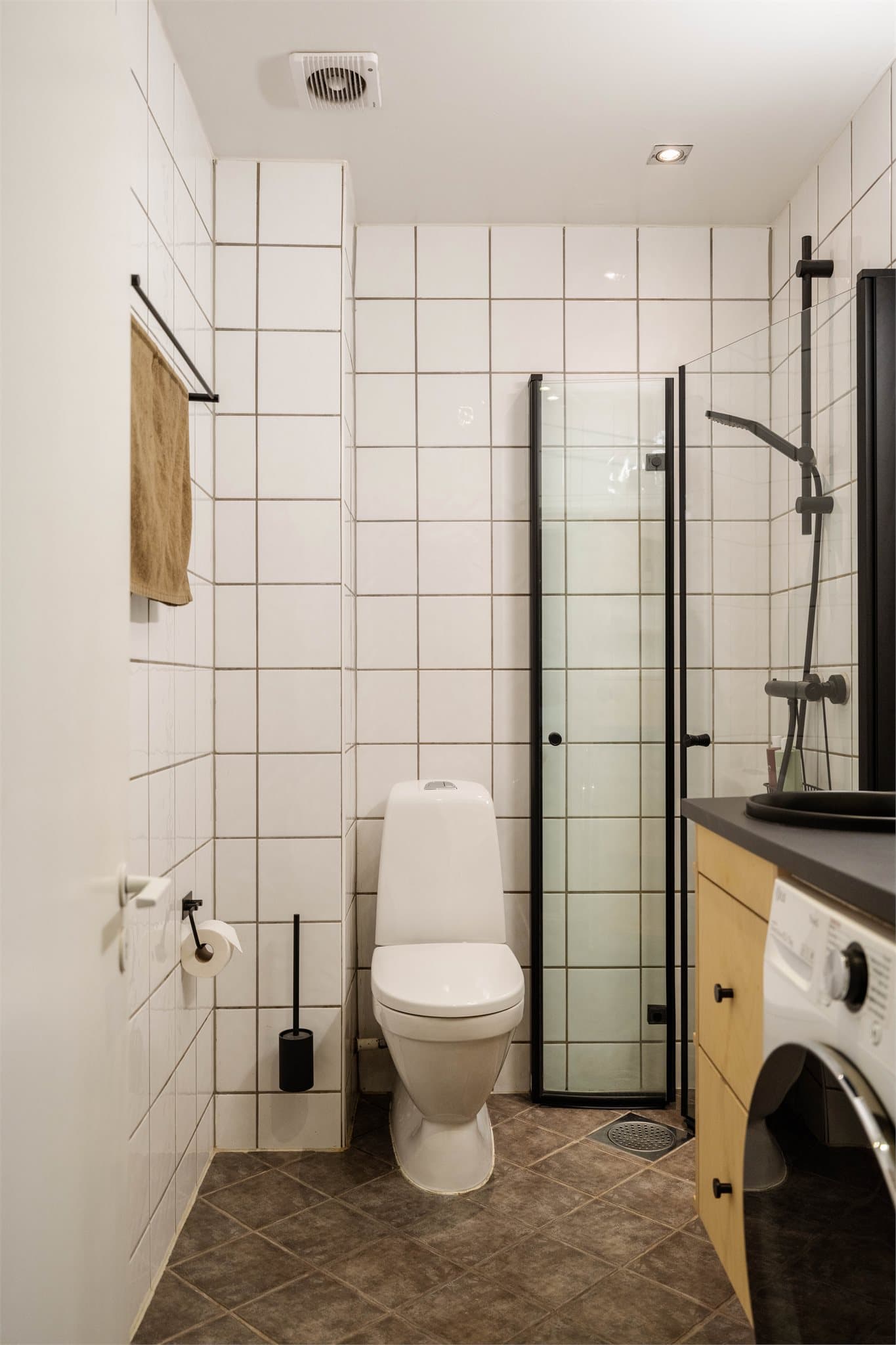 Flislagt bad med gulvvarme og downlights i himlingen.