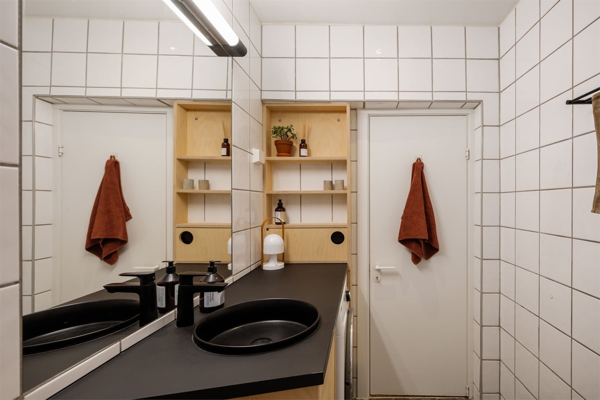 Det er opplegg for vaskemaskin under benkeplaten.