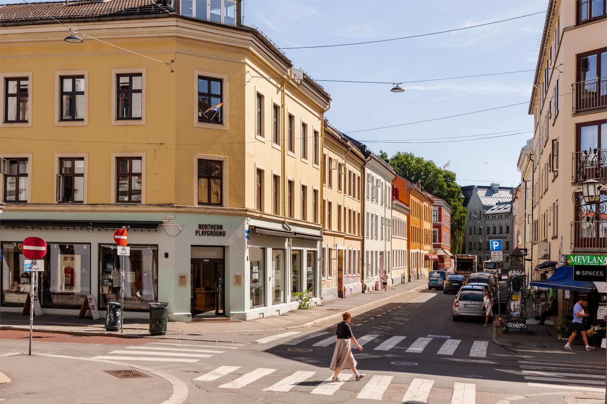Rett rundt hjørnet finner du Markveien og Schous plass med butikker, kafeer og trikkestopp.