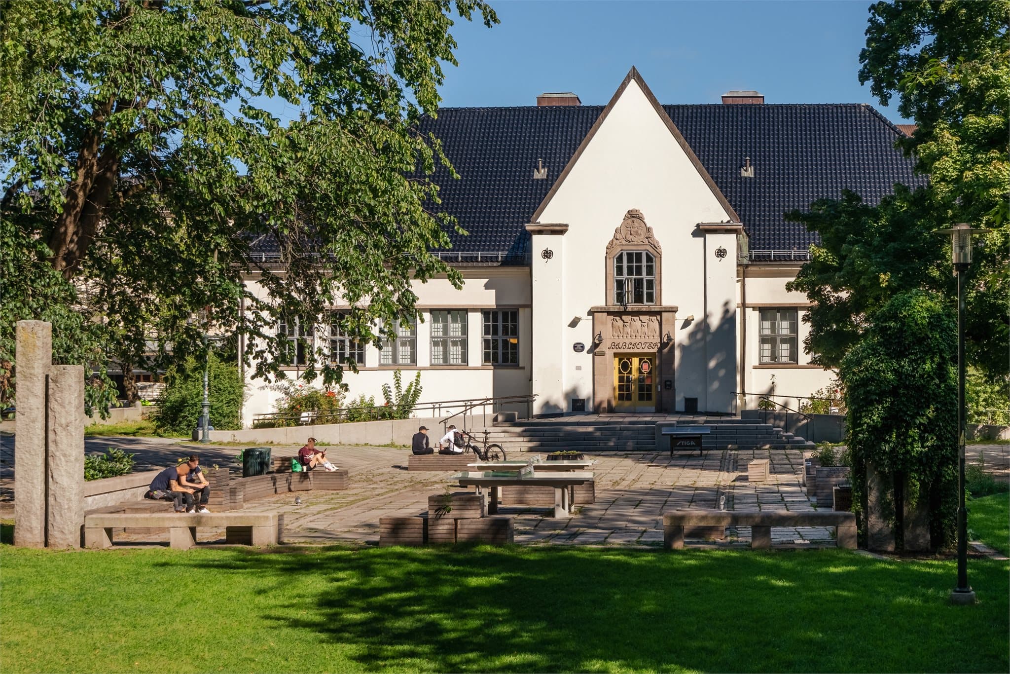 Bydelen er preget av gater med pulserende liv, eldre sjarmerende bygninger og en bredt utvalg parker.