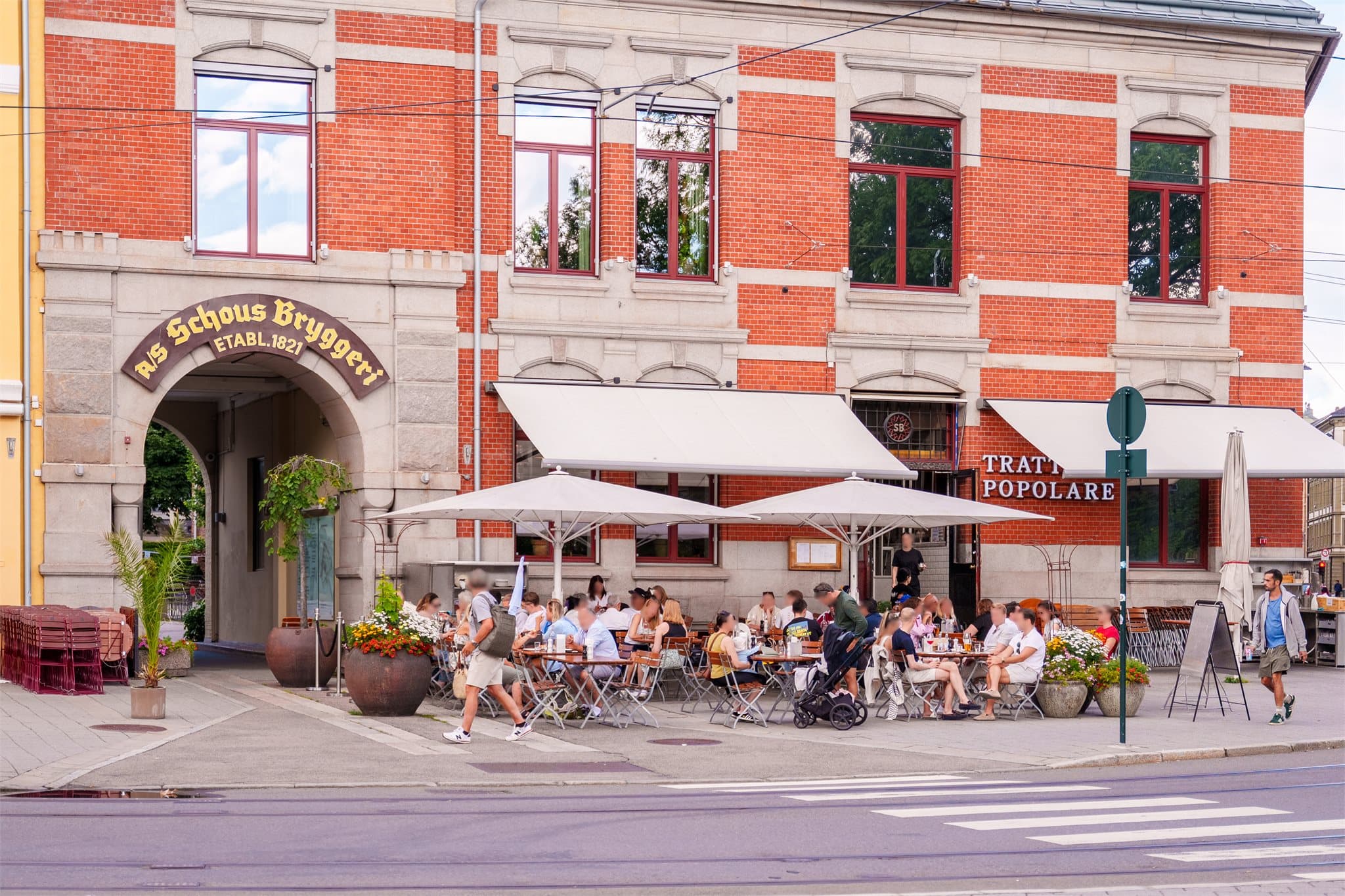 Like ved boligen har man Schous Bryggeri som byr på en rekke serveringssteder, SATS treningssenter og Schouskjelleren Mikrobryggeri hvor man kan nyte et godt utvalg drikke i en atmosfærisk gammel kjeller.
