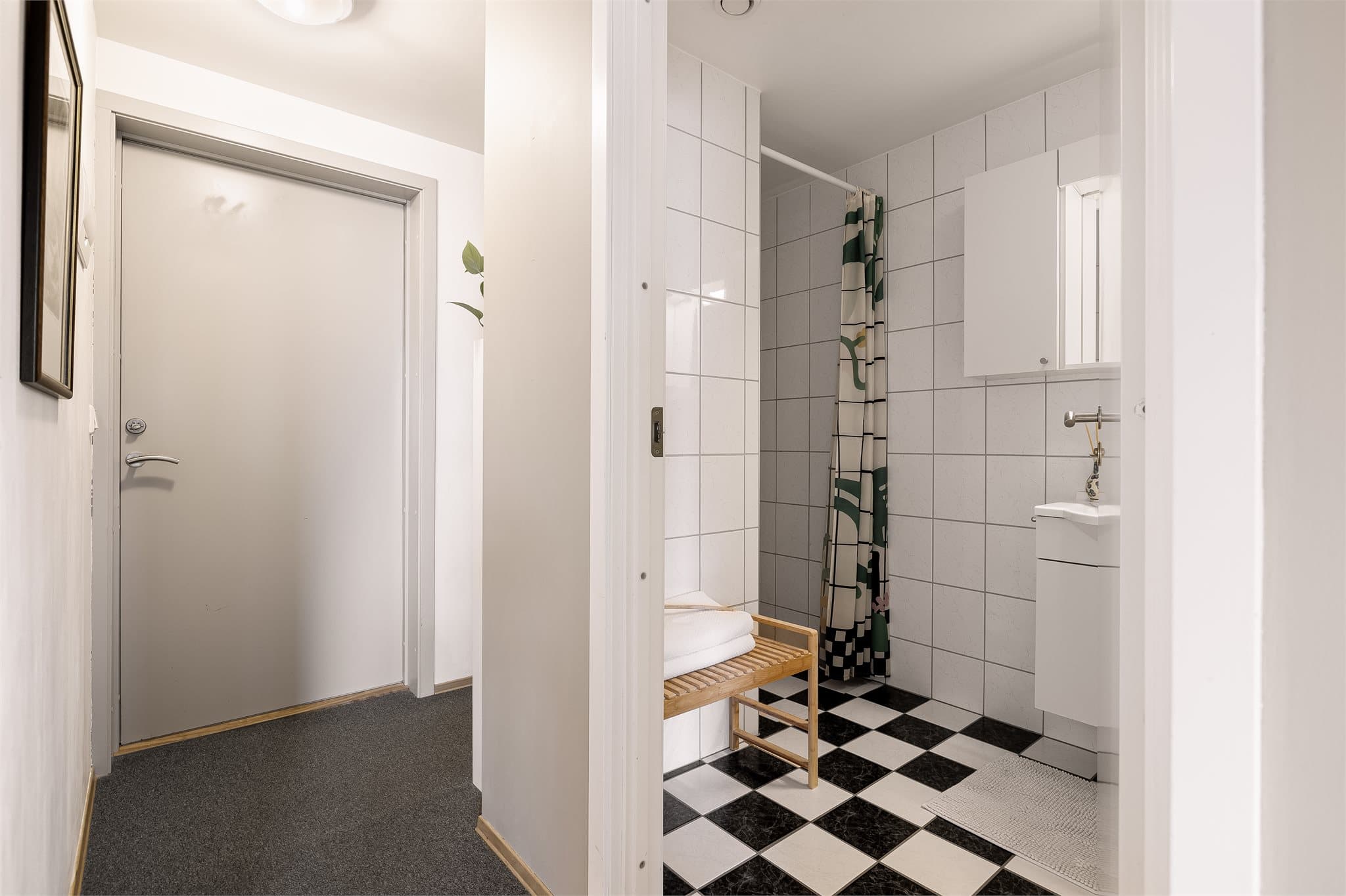 Leiligheten disponerer en stor og praktisk bod i samme etasje som leiligheten for ekstra oppbevaring.