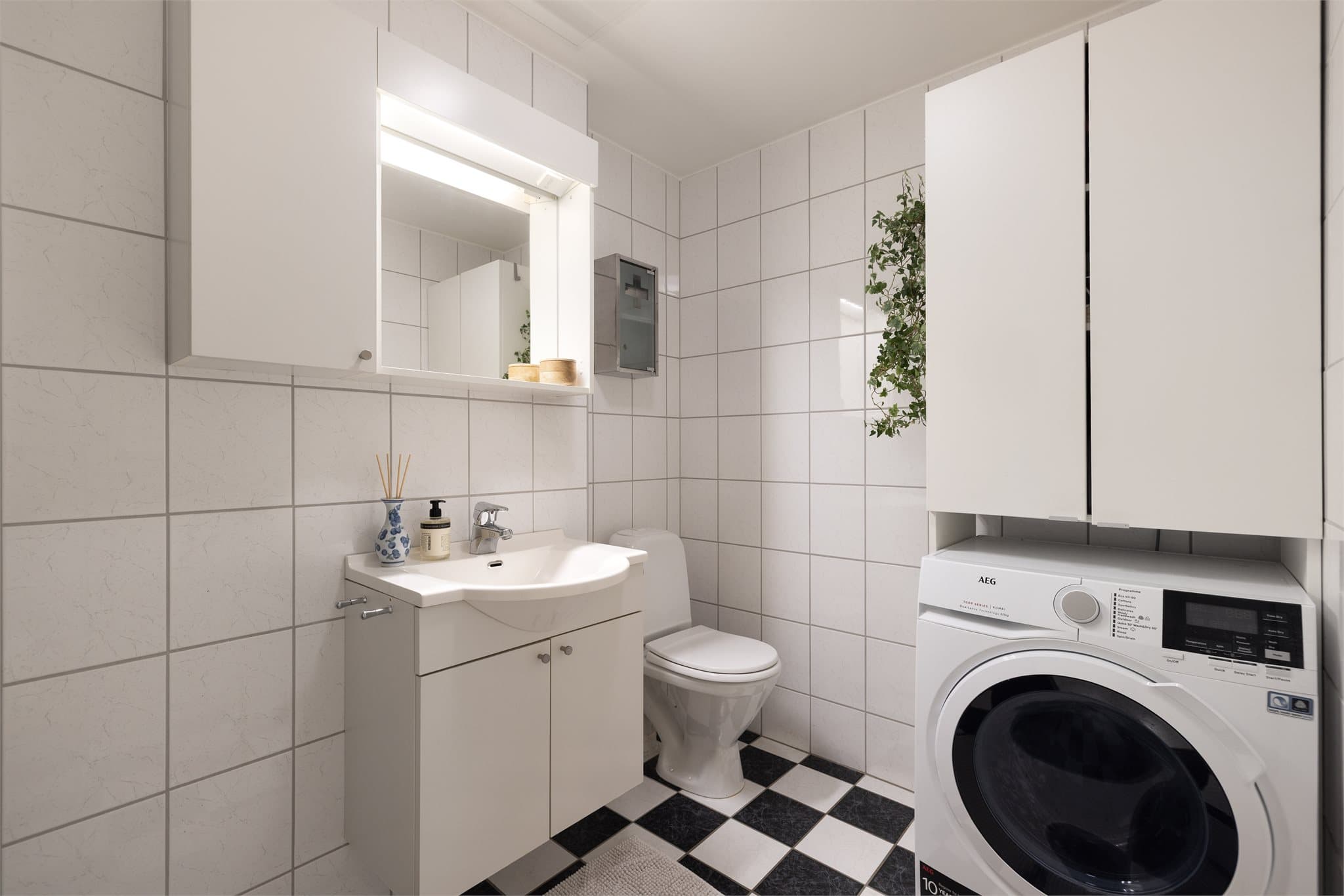 Badet er utstyrt med servantinnredning, toalett og dusjnisje, samt opplegg for vaskemaskin.