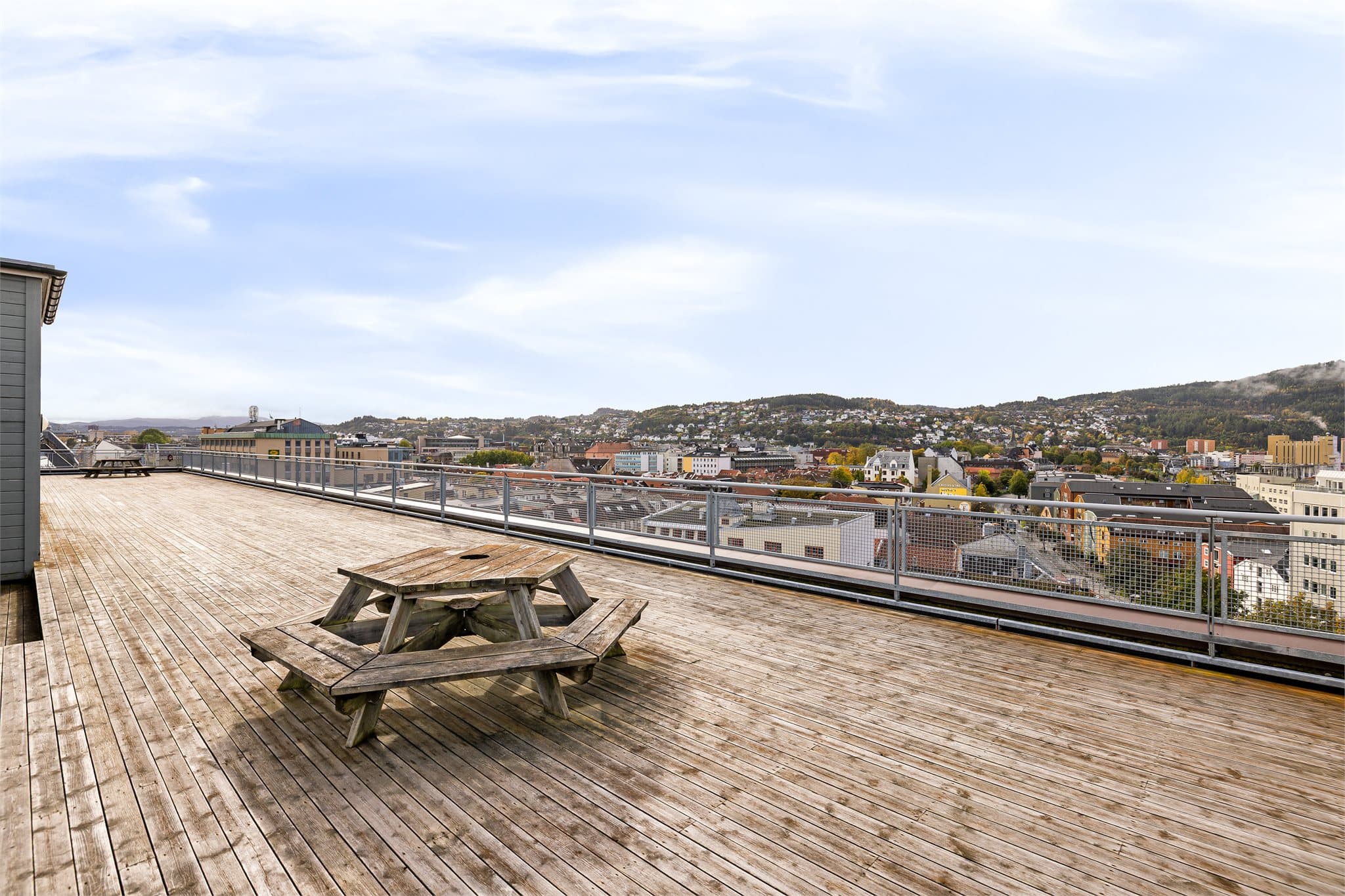 Stor felles takterrasse med fantastisk utsikt og svært gode solforhold gjennom hele dagen.