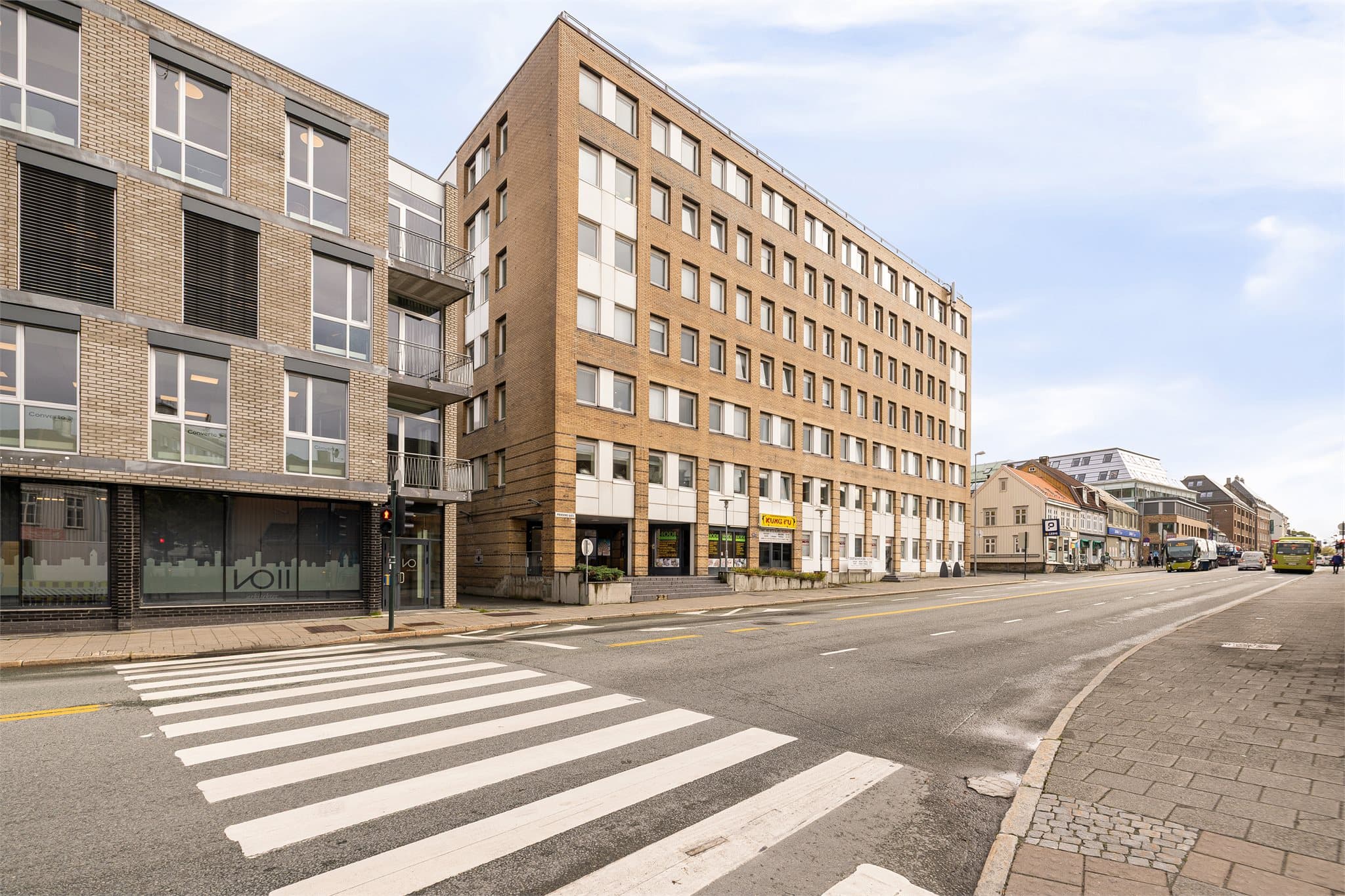 Her bor du sentralt, med kort vei til dagligvarebutikker, kollektivtransport, studiesteder og treningssentre.