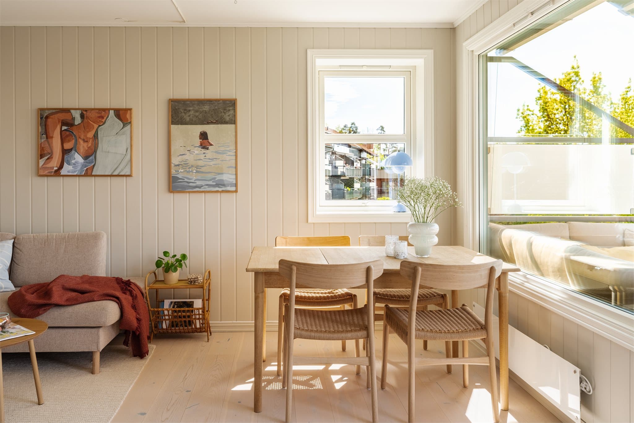 En naturlig spiseplass ved vinduet rammer inn utsikten.