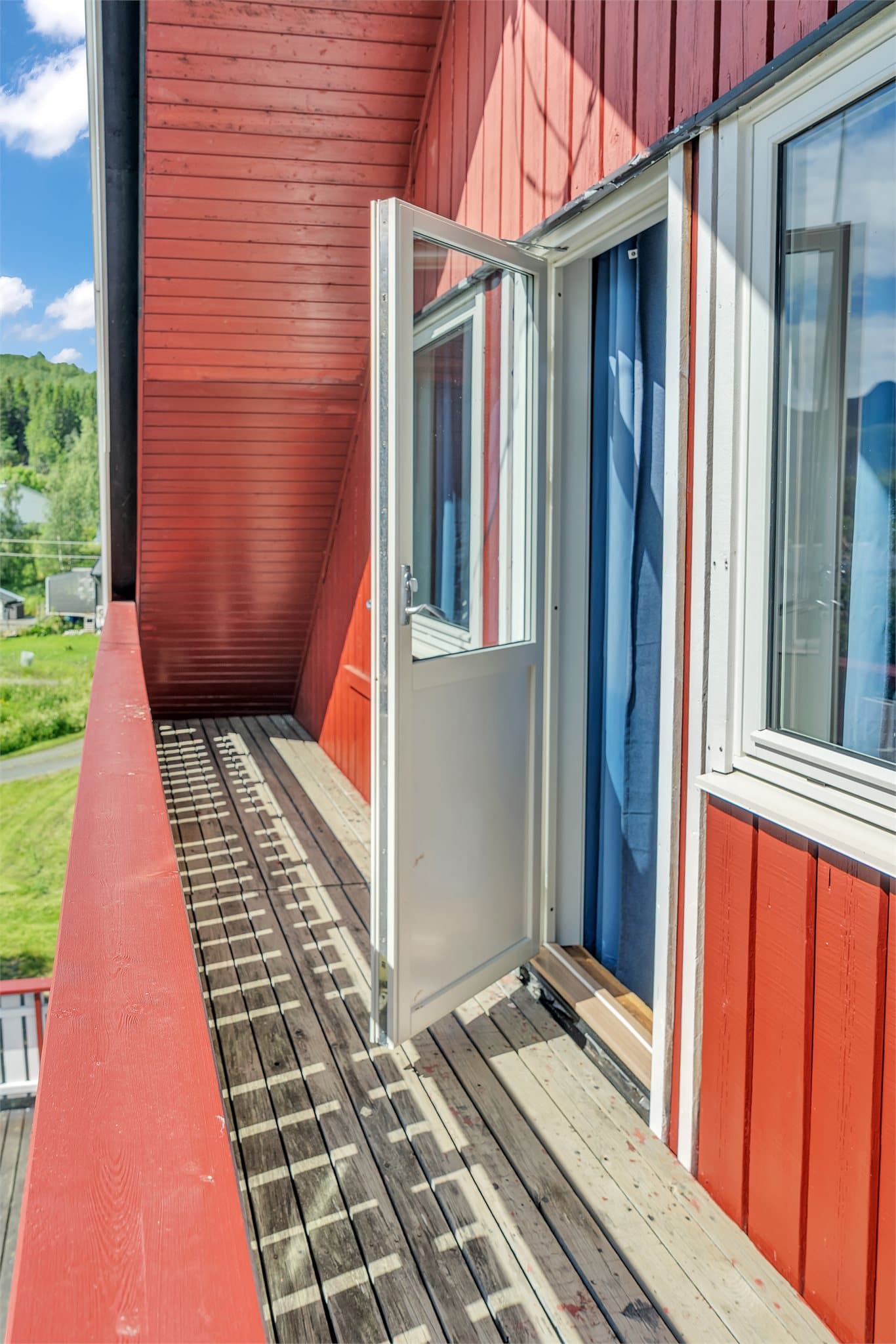 Balkong med utgang fra loftet, med utsikt over nærområdet.