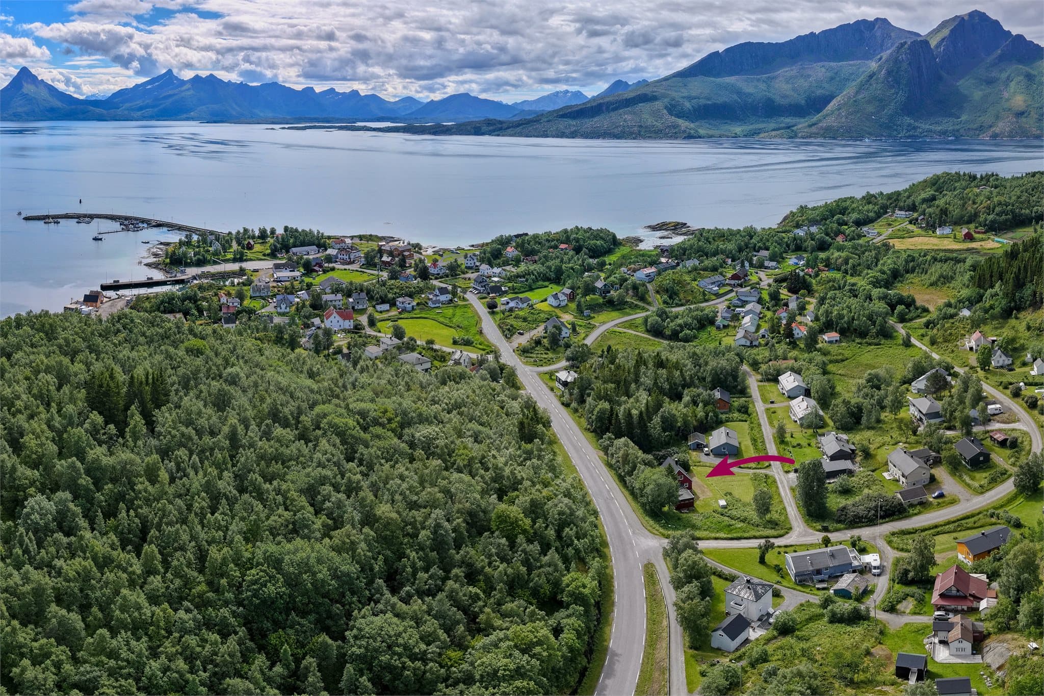 Eiendommen ligger sentralt i et etablert boligfelt på Skutvik, med kort vei til sjøen, fjellet og fergekaien.