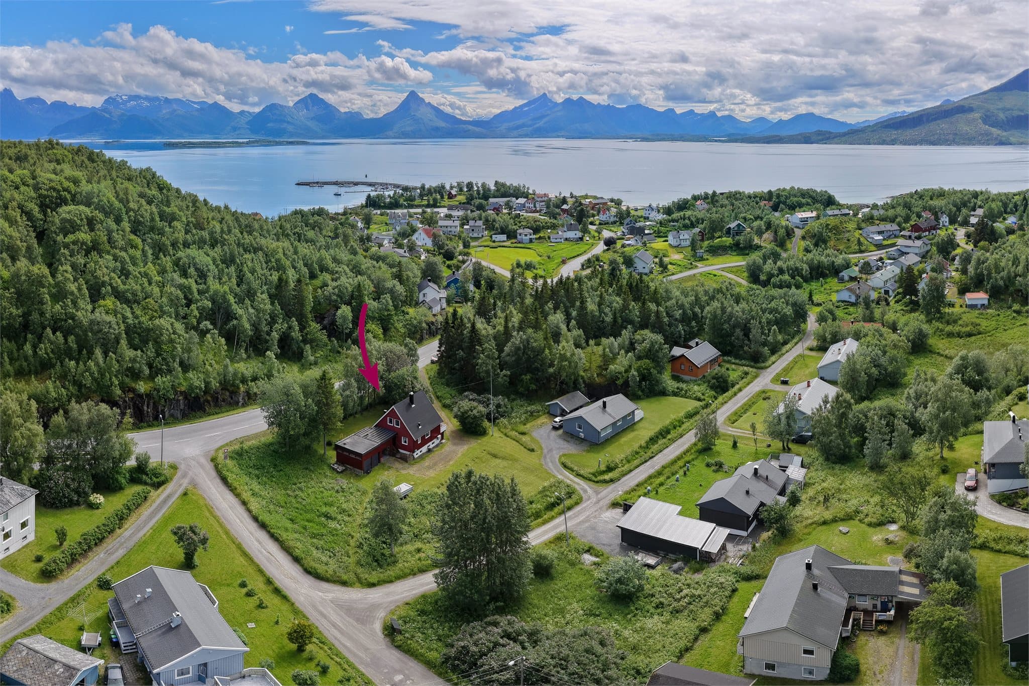 Eiendommen har en sentral beliggenhet i et rolig boligfelt.