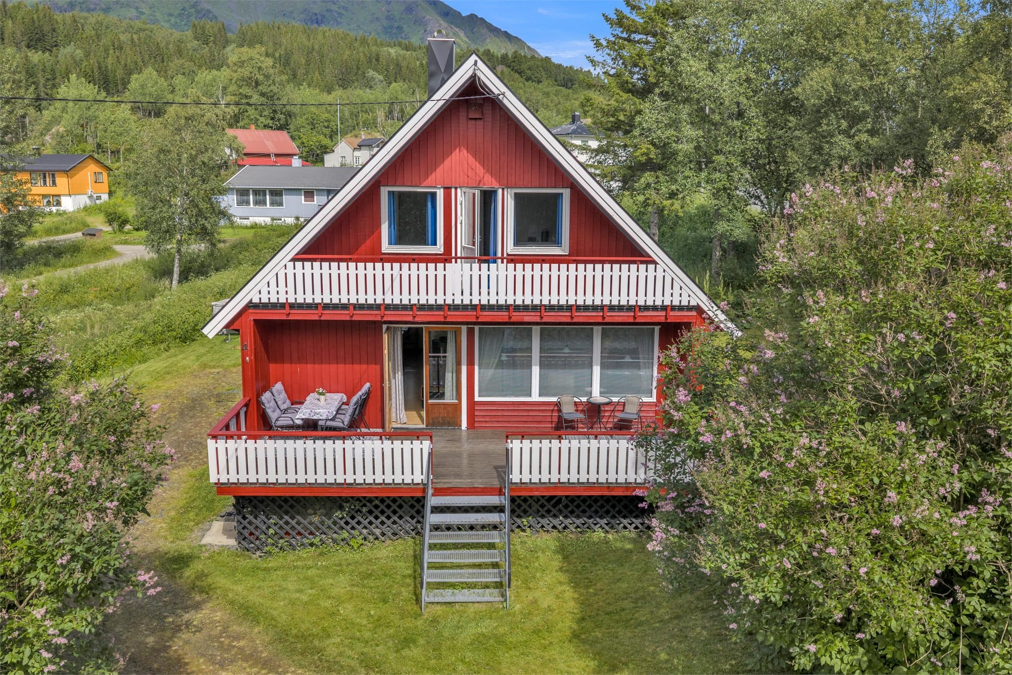 Stor terrasse med utgang fra stuen og god plass til utemøbler.