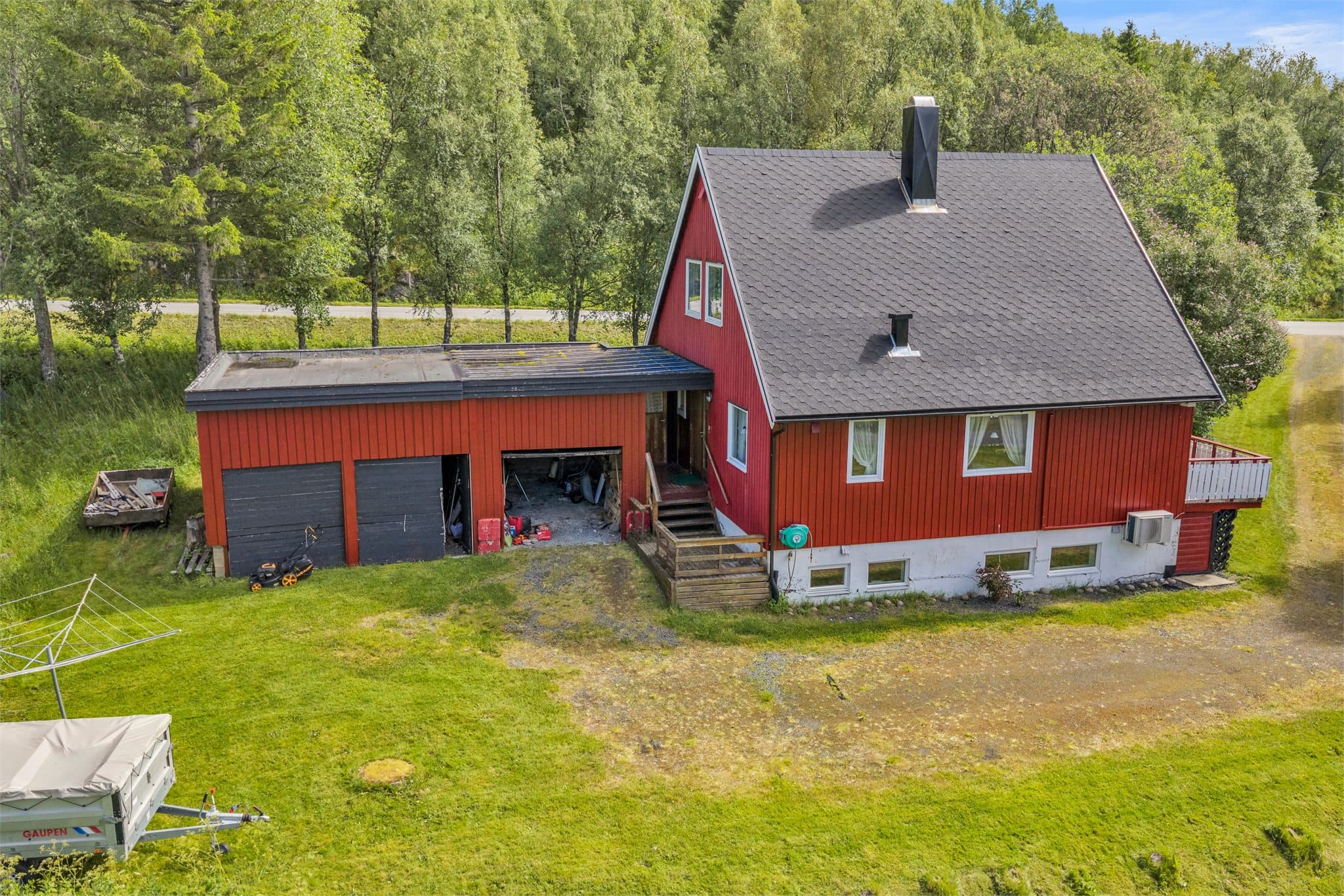 Boligens tak ble oppgradert i 2021 med ny pappshingel, takrenner og pipebeslag.