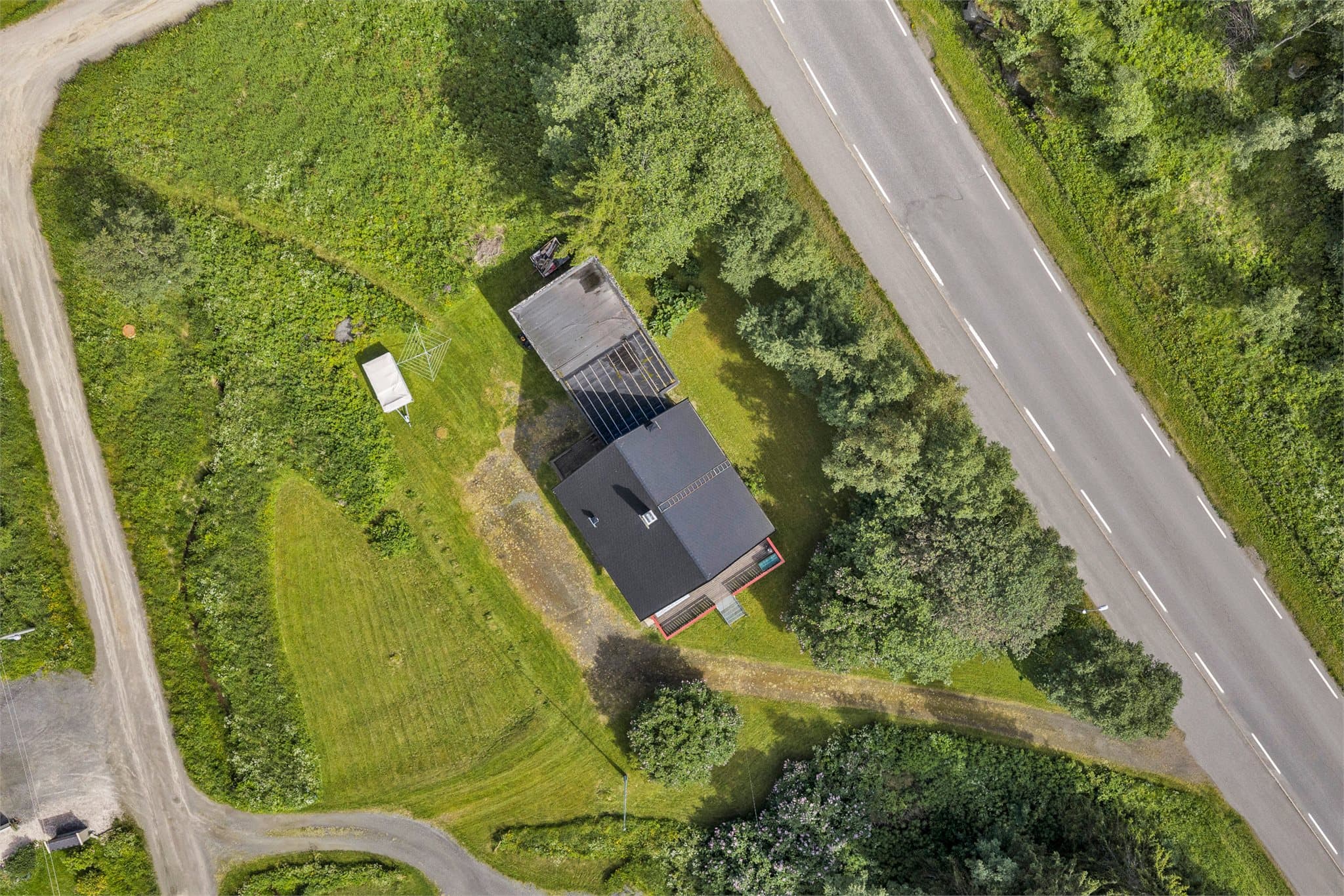 Eiendommen har adkomst fra kommunal vei og gruset innkjørsel.