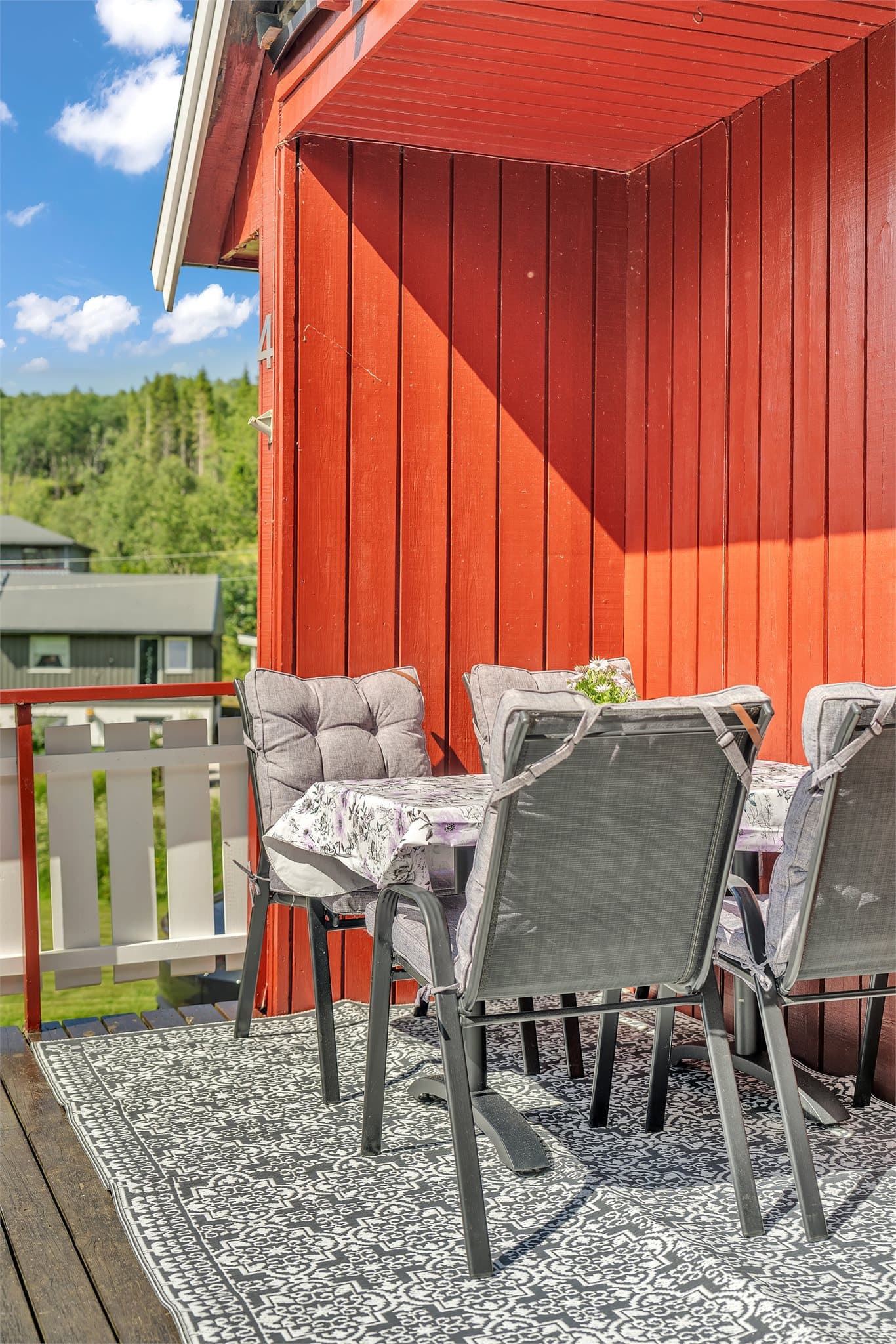 Verandaen har god plass til både sittegruppe og spisebord.
