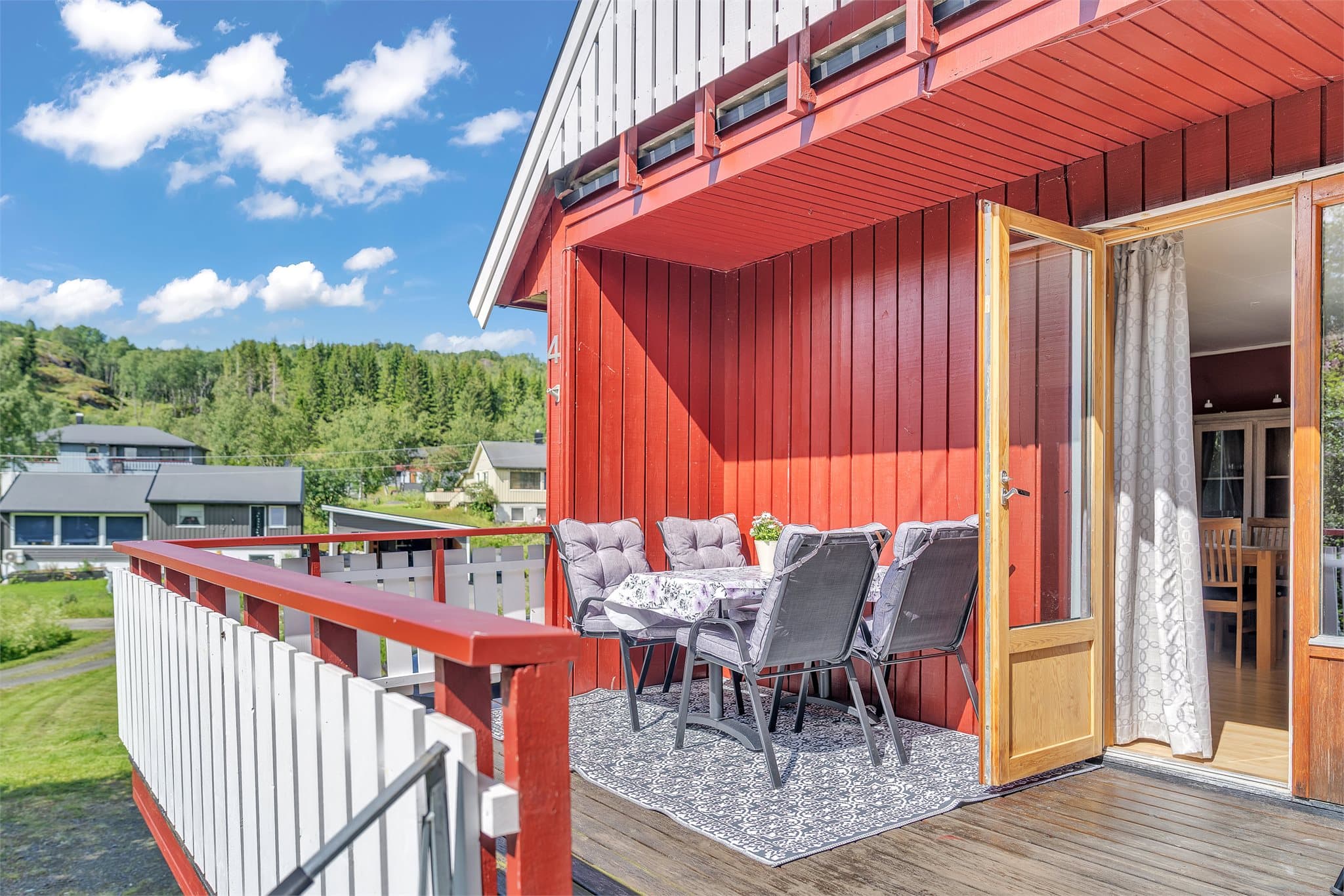 Fra stuen er det direkte utgang til en stor veranda på 24 m².