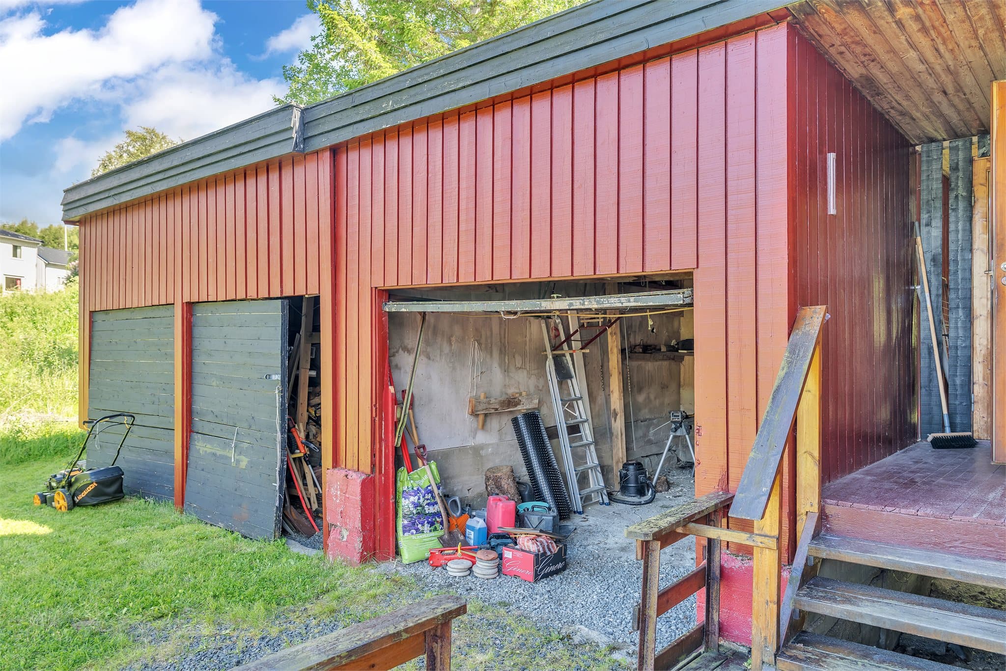 Garasje og vedbod på til sammen ca. 45 m².